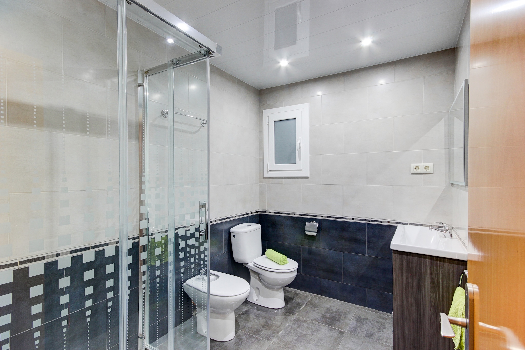 RESIDENCE DE LA PLAGE BJS 3 Roses-Bathroom
