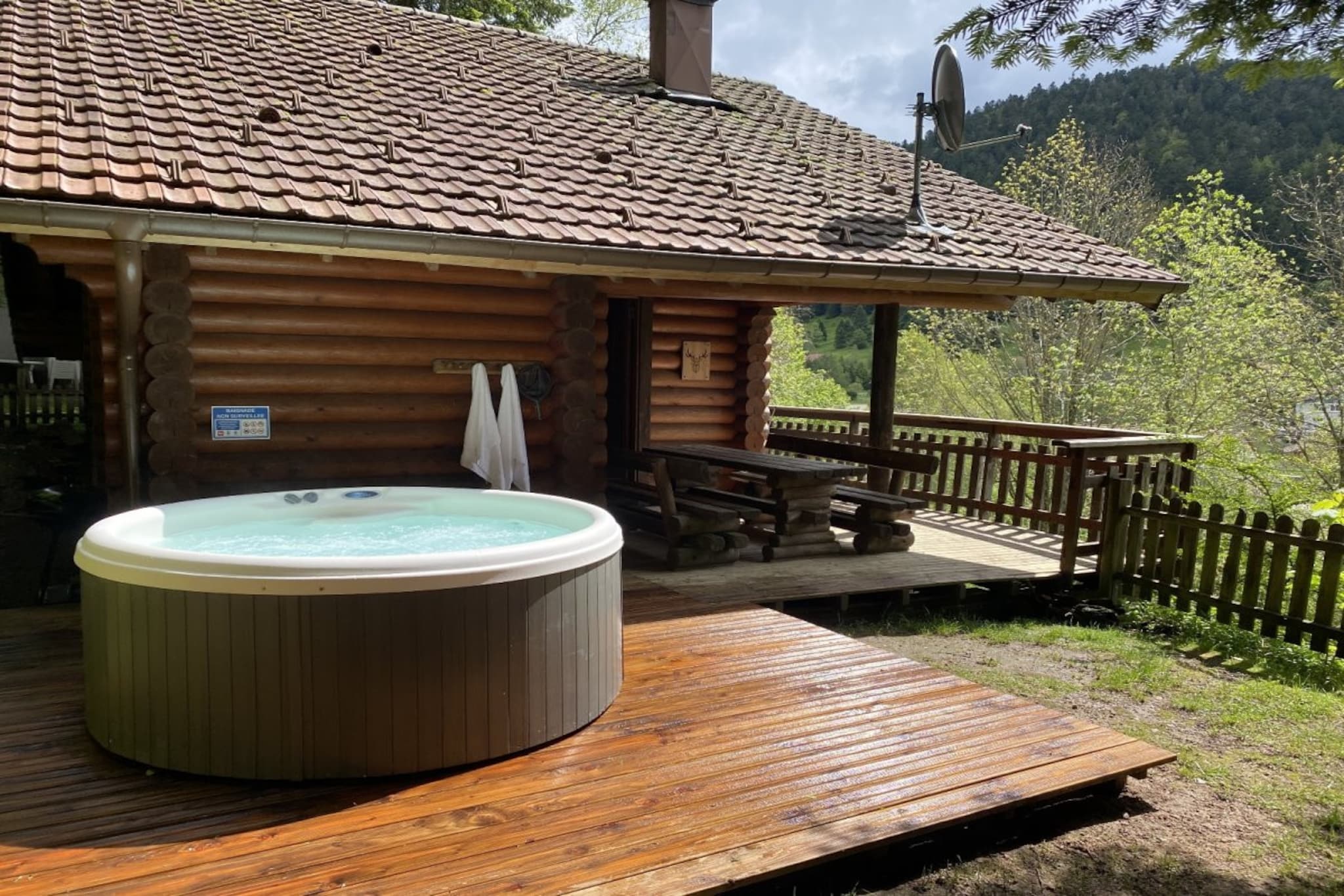 LE GRAND CERF  Chalet en rondins avec SPA Jacuzzi-Buitenlucht