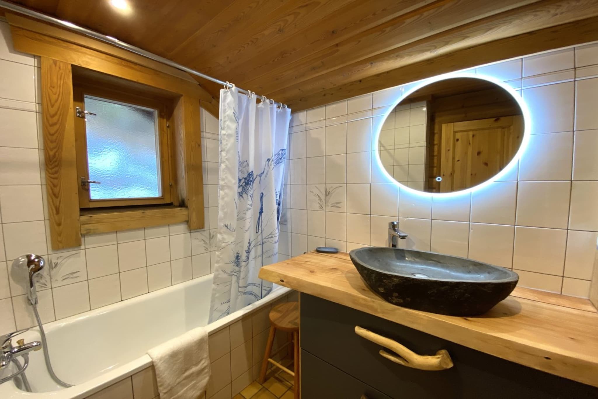 LE GRAND CERF  Chalet en rondins avec SPA Jacuzzi-Badkamer