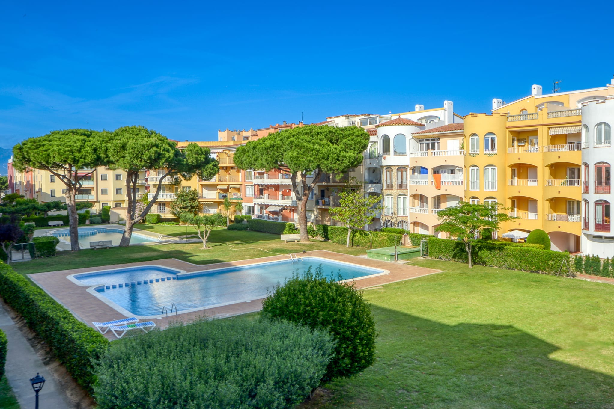 GRAN RESERVA FLORES 4 1 66 Empuriabrava- Barneda-Gebiete Sommer 1 km