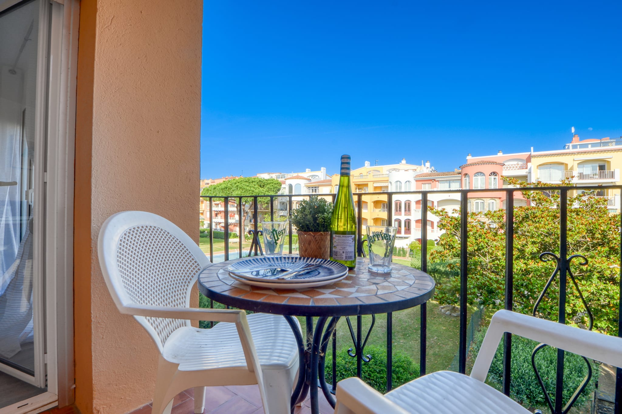 GRAN RESERVA FLORES 4 1 66 Empuriabrava- Barneda-Terrassenbalkon