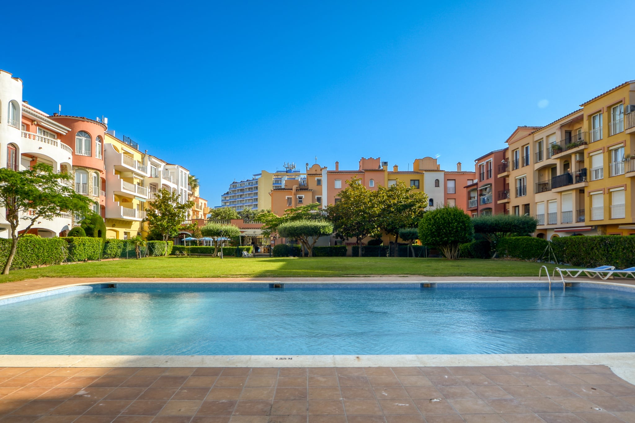 GRAN RESERVA FLORES 4 1 66 Empuriabrava- Barneda-Schwimmbad
