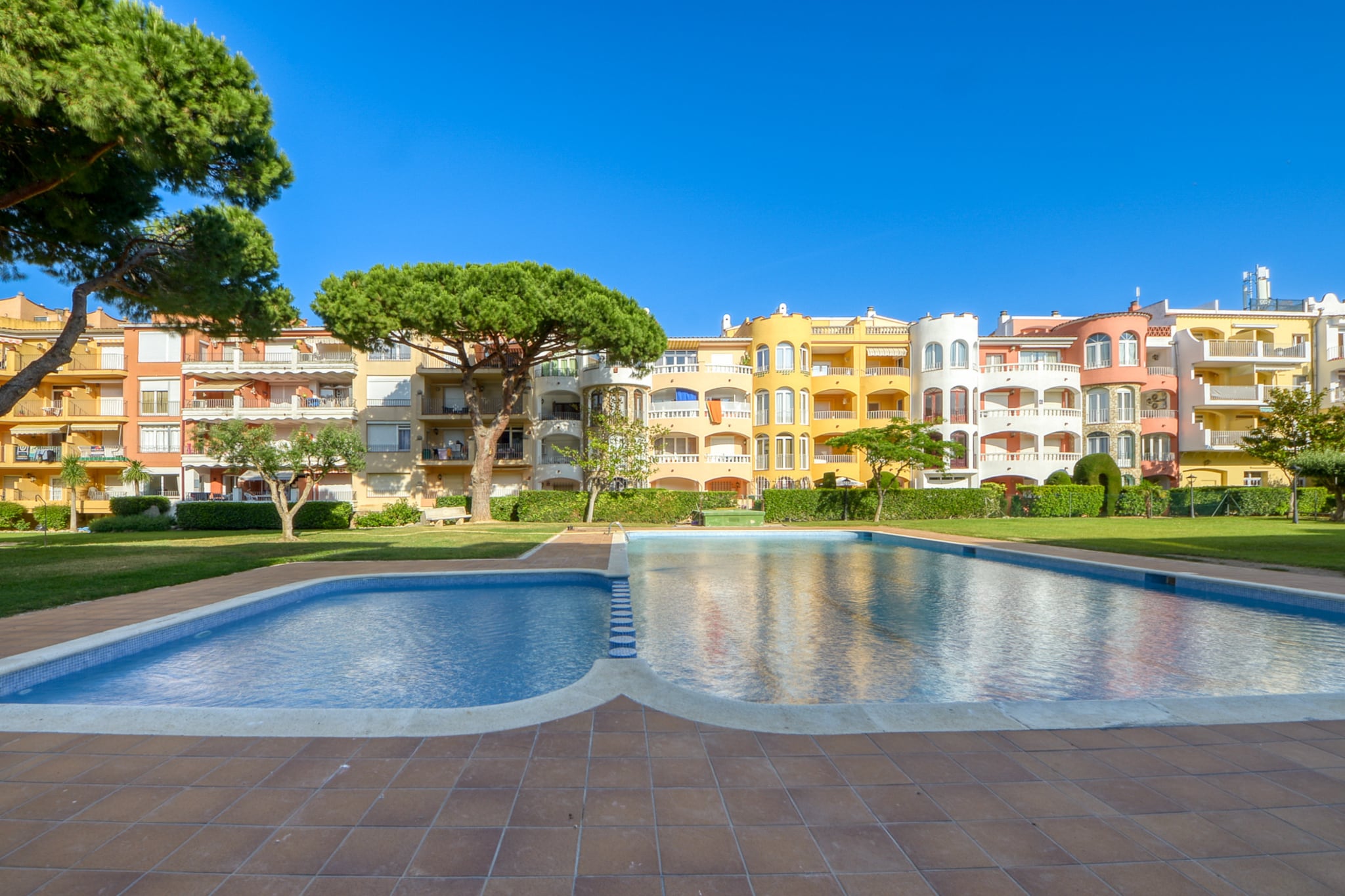 GRAN RESERVA FLORES 4 1 66 Empuriabrava- Barneda-Schwimmbad