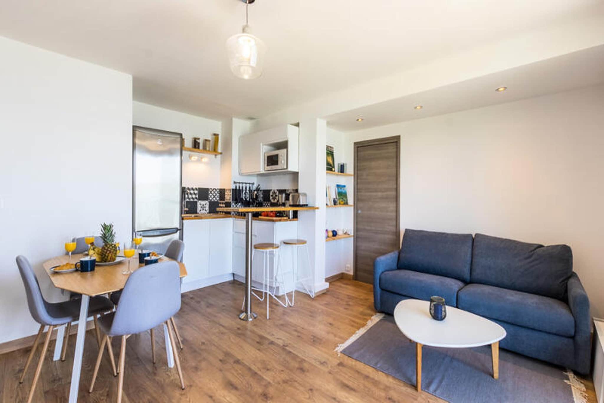 The apartment in Palavas-les-Flots has 1 bedroom(s) and capacity for 4 people. 
Accommodation of 34 m². 
It has washing machine, iron, internet access (wifi), hairdryer, balcony, electric heating, air conditioning in the living room, outdoor parking in the same building, 1 television.
The open-plan vitroceramic kitchen is equipped with refrigerator, microwave, freezer, dishes/cutlery, kitchen utensils and coffee machine.
