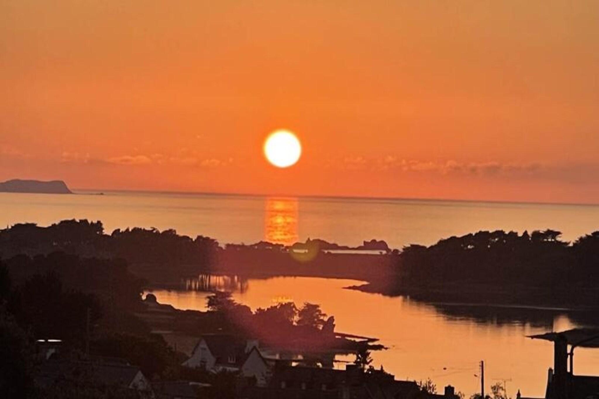 Pink granite coast, rental of an exceptional villa for 8 people with a panoramic and omnipresent view of the sea which captivates the eye throughout the day and amazes you in the evening at sunset. Thanks to the omnipresence of its bay windows, you always have the impression of being in contact with the sea or nature on the garden side.

Pink granite coast, rental of an exceptional villa in Brittany for 8 people with a panoramic and omnipresent view of the sea which captivates the eye throughout the day and amazes you in the evening at sunset. Thanks to the omnipresence of its bay windows, you always have the impression of being in contact with the sea or nature on the garden side.

Quality materials were used during construction, giving it a warm and healthy atmosphere. With its 200 m2, this villa with its refined and contemporary decoration will offer you space and brightness. The open and comfortable living rooms are highly equipped. The kitchen with its central island (with dining area) and the upstairs living room open onto a passageway and terrace which promise idleness and relaxation against a blue horizon. Its sleeping area on the first floor offers you a master suite with its private shower, 3 bedrooms with 160cm beds. It can comfortably accommodate 8 people.

Treat yourself to an enchanted break, a stone's throw from the sea. Swimming, fishing, walking along the coast, kayaking and the sailing school nearby... come and enjoy the things Brittany has to offer.

--- DETAILS OF ROOMS, BEDS and BATHROOMS ---
- 4 bedrooms for 8 people
- bedroom n°1: 1 double bed 160 with shower - sea view (1st floor)
- bedroom n°2: 1 double bed 160 (1st floor)
- bedroom n°3: 2 single beds 80 (1st floor)
- bedroom n°4: 1 double bed 160 with its bathroom and toilet (floor)

- bathroom and 1 separate toilet on the 1st floor

--- EXTERIORS / LEISURE EQUIPMENT ---
- pinball 
- ping pong table, darts, arcade games, table football
- An incredible view
- Plancha, garden furniture, deckchair
- TREGUIER and its Wednesday market 5 minutes by car.
- the Port Blanc sailing school 5 minutes by car
- PENVENAN: Bakery, shops, super market 5 by car.
- very quiet
- The parking lot and the 5000 m2 garden will be shared with the 3 other villas located on the estate. No nuisance between houses. 

--- NOTE ---
- A deposit of €2,500 will be required upon entry to the premises.
- exceptional quality (rare for rental)
- internet connection
- Possibility of renting bicycles.
- Possibility of ordering a shopping list for your arrival.
- pets accepted after validated request.
- So that you can enjoy our beautiful region, the cleaning fee of €160 will be required.
- Linen and towels option €10/person or €15/person beds made

A private concierge service is also at your disposal during your stay. Delivery of meals, bicycles and shopping before your arrival possible upon reservation. Massages at home, theme evenings (e.g. pancake evenings or birthday evenings), suggestion and reservation of activities are also possible.
