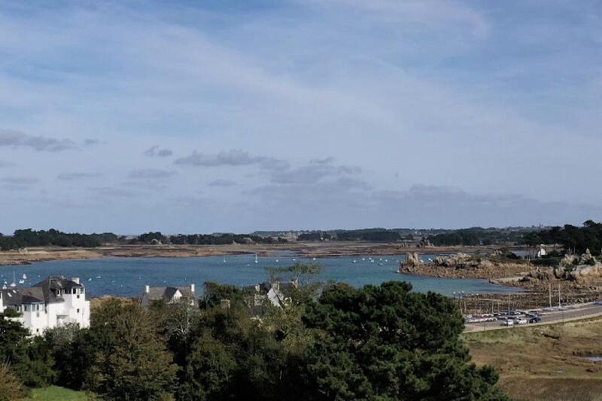 Swimming, fishing on foot, along the coast, kayaking and the sailing school nearby... come and enjoy the benefits of Brittany.

Relax out of sight in its spacious enclosed flowered garden and share convivial moments around the barbecue and its garden furniture and deckchairs. 

This Breton house has all the comfort and equipment necessary for a vacation with family or friends and can accommodate up to 7 travelers. - 
Composed of 4 double bedrooms, one with triple exposure and exterior staircase, 2 bathrooms with bathtub, 1 toilet upstairs. Living room/living room, fitted and well-equipped kitchen on the ground floor. 

The wood stove will be very appreciated in winter when you return from your hikes that you can do from the house

Find local shops, farm markets and our local producers 5 minutes by car from the house. For lovers of old stones and heritage, a stroll in the small characterful town of Tréguier is a must. 

A private concierge service is also at your disposal during your stay. Delivery of meals, bicycles and shopping before your arrival possible upon reservation. Massages at home, theme evenings (e.g. pancake evenings or birthday evenings), suggestion and reservation of activities are also possible.


Equipment: wifi access, 2 TVs (living room and 1 bedroom), Canalsat, Canal+, DVD player, dishwasher, washing machine, ceramic hob, electric oven, microwave, fridge-freezer, electric coffee maker and Nespresso, fryer. Particular attention is paid to the dimensions of the beds: 3 double beds: 140x190 and one 120x190 bed.
