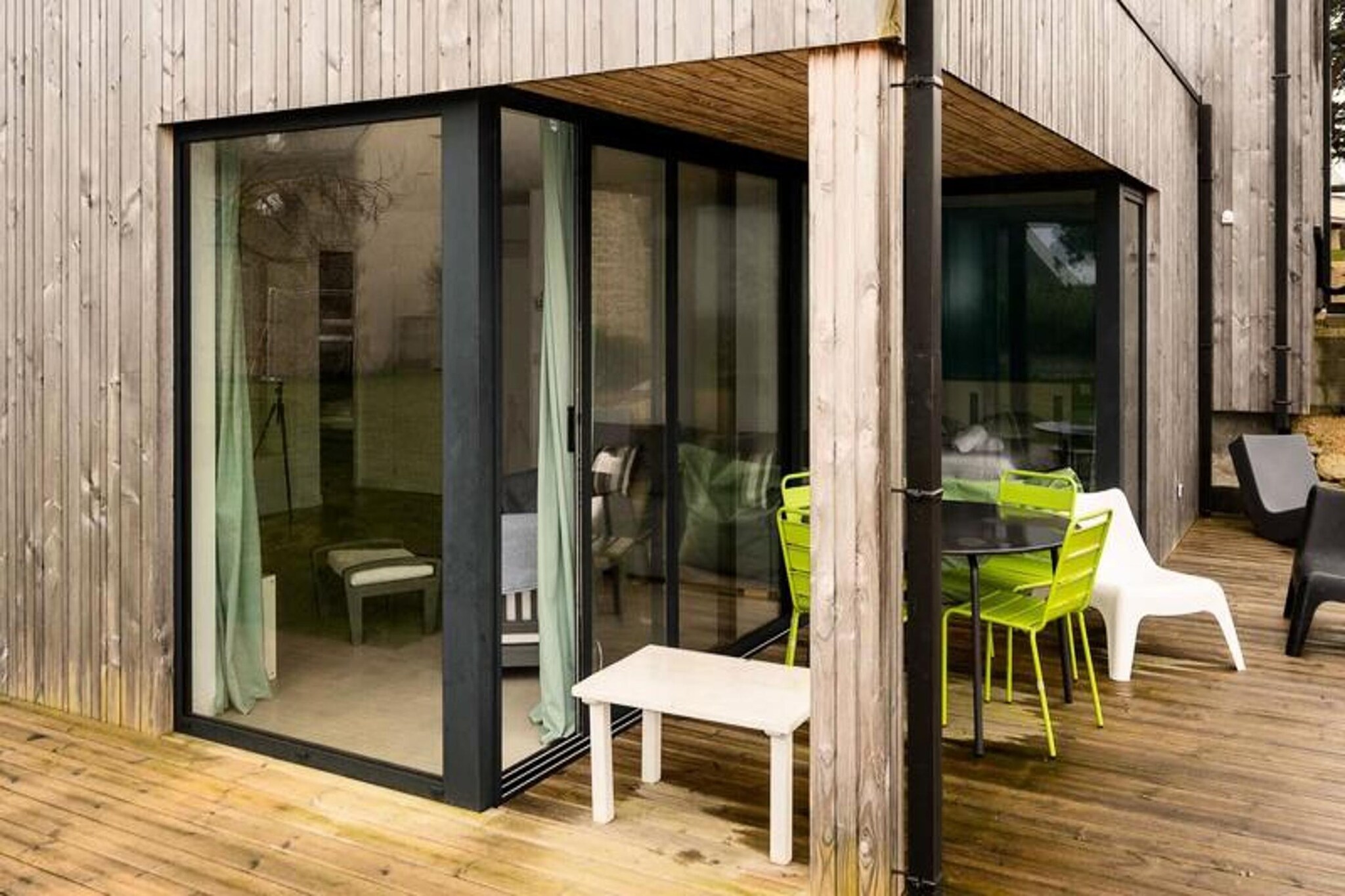 Port Blanc, rental of a contemporary apartment for 4/6 people, a stone's throw from Dunes beach and a magnificent view of the sea.

Omnipresent, the panoramic sea view captivates the eye throughout the day and amazes you in the evening at sunset. Thanks to the omnipresence of its bay windows, you always have the impression of being in direct contact with the sea.

With its 60 m2, this accommodation with modern materials and refined decoration will offer you space and brightness. The p

Port Blanc, rental of a contemporary apartment for 4/6 people, a stone's throw from Dunes beach and a magnificent view of the sea.

Omnipresent, the panoramic sea view captivates the eye throughout the day and amazes you in the evening at sunset. Thanks to the omnipresence of its bay windows, you always have the impression of being in direct contact with the sea.

With its 60 m2, this accommodation with modern materials and refined decoration will offer you space and brightness. The living rooms, open and comfortable, are highly equipped. The equipped kitchen and the living room open onto a terrace which promises idleness and relaxation against a blue horizon with the sound of the waves. Its sleeping area on the ground floor offers you a master suite, a bedroom with a bunk bed (2 90 cm beds). A sofa bed (sleeps 2) in the living room will be appreciated to increase the number of beds.

The parking lot and the garden will be shared with a second accommodation for 8/10 people which you can also rent. No nuisance between the 2 accommodations.

Treat yourself to an enchanted break, a stone's throw from the sea. Swimming, fishing, walking along the coast, kayaking and the sailing school nearby... come and enjoy the benefits of Brittany.

A private concierge service is also at your disposal during your stay. Delivery of meals, bicycles and shopping before your arrival possible upon reservation. Massages, theme evenings (eg pancake evening or birthday evening), suggestion and reservation of activities are also possible.

A deposit of €1,500 will be required upon entry to the premises.
The cleaning fee of €90 will be expected.
Possibility of having beds made upon your arrival for €15 per person.
