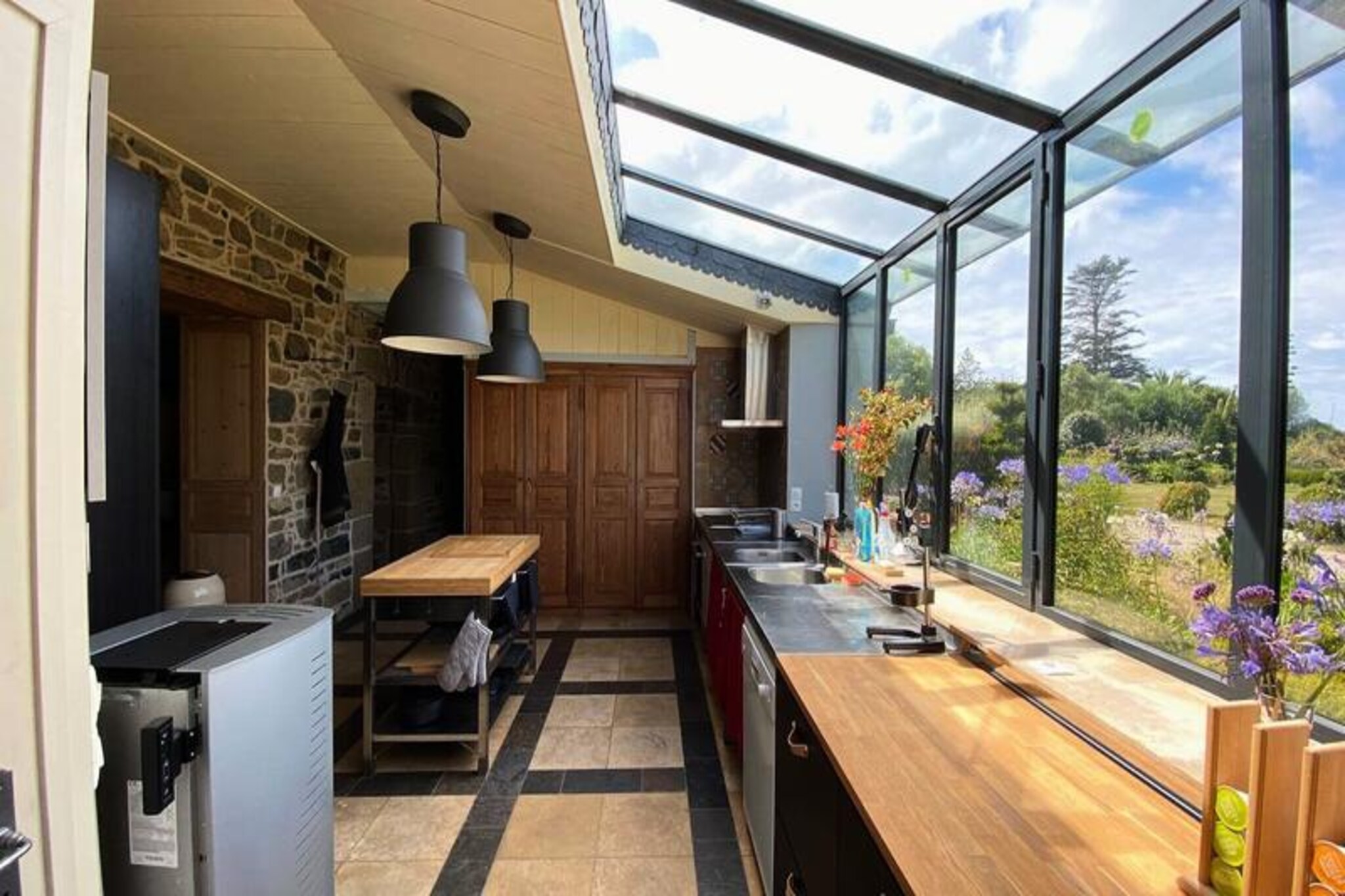 Welcome to Douarenn Braz, a haven of peace nestled in the heart of Grand Trégor. This old and spacious farmhouse, completely renovated in 2023, invites you to an authentic getaway in the charming town of Plougrescant, located in the Côtes d'Armor (22). Soak up the soothing atmosphere, surrounded by greenery and lulled by the gentle murmur of the waves, and discover the wonders of the region.



The Property:
Spread over two solid granite buildings, offering nearly 400 m2 of space, Douarenn Braz consists of a small gîte adjoining the main building. The vast 8000 m2 garden, not overlooked, allows you to fully enjoy the surrounding tranquility. With a small view of the sea, a beach 10 minutes away on foot, and modern amenities such as WiFi, Sonos, satellite TV reception, fireplaces and wood stoves, your stay will be synonymous with comfort and serenity.

Near:
Explore the surrounding area by discovering Pors Hir beach just a 10-minute walk away, ideal for swimming even at mid-tide. A 5-minute walk away, the Ajoncs coast and its famous chasm await you. Water sports enthusiasts can head to the Penvenan Yacht Club, just a 10-minute drive away.

History and Renovation:
Douarenn Braz, formerly known as "the Keravel farm," was meticulously renovated by a passionate couple from Picardy in the early 2000s. The main building, equipped with noble materials and modern comfort, has retained the authenticity of Breton construction. The garden, created with love, offers mysterious corners conducive to daydreaming.

Privacy Preserved:
On a plot of 7,400 m2, the property is largely enclosed by a traditional granite wall and plant screens, thus preserving the total privacy of its occupants. The different spaces, from the street side garden to the large pleasure garden, offer preserved places to relax.

The House:
On the ground floor, discover a large equipped kitchen, a spacious dining room, 2 welcoming lounges, 2 double bedrooms with private bathroom, a children's bedroom on the mezzanine, an office and a laundry room. Upstairs, two large bedrooms with their own bathroom offer a magnificent view of the seascape, a dormitory.

The Cottage:
The cottage, adjoining but completely independent, offers a living room, an equipped kitchen, comfortable bedrooms and a bathroom. Perfect for preserving the privacy of two groups, it also has a private garden.

Privacy Preserved:
Each of the living units has its private entrance, thus preserving the privacy of the occupants. The outdoor spaces offer protected places to retreat, whether in the gîte's garden or in the large pleasure garden.

Come and live a unique experience in Douarenn Braz, where the marriage between authenticity, comfort and intimacy creates an unforgettable stay in the heart of Grand Trégor. Book now and let yourself be enchanted by the charm of this Breton residence renovated with passion.
