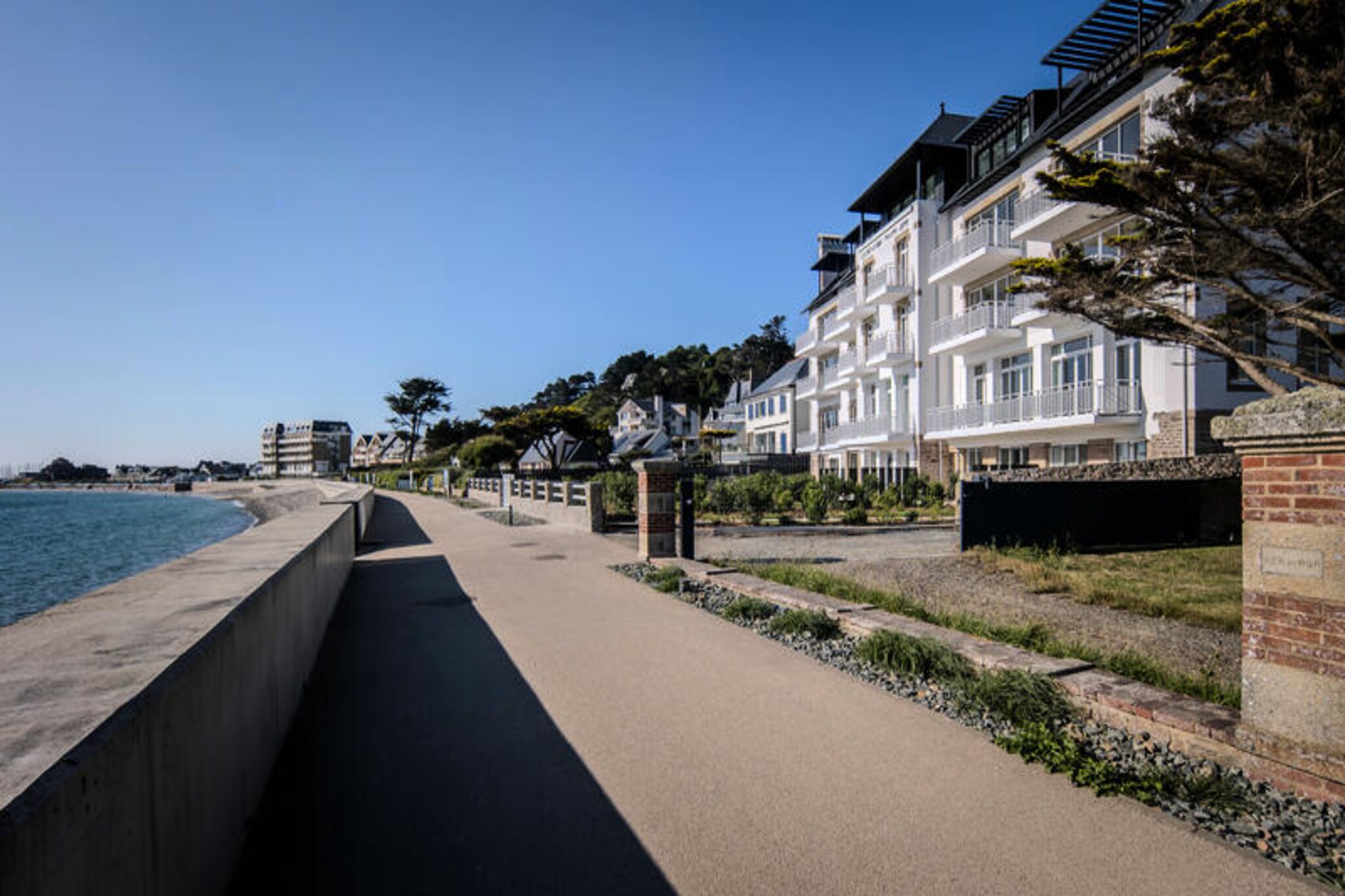 Welcome to “Pors Mabo”, our magnificent 3-room apartment located in the Center Philippe-Joppé, designed by the famous architectural firm Wilmotte & Associés. With direct access to Tresmeur beach and breathtaking sea views, our accommodation is the ideal place for an unforgettable seaside holiday.


“Pors Mabo” offers you an exceptional living environment with its magnificent outdoor spaces and comfortable interior. Relax on the balcony facing the sea. Inside, the bright 35 m2 living room is the ideal place to meet up with family or friends after a day of exploring. The apartment benefits from 2 master suites with dressing room and private bathroom, guaranteeing optimal comfort.

You will also have access to an indoor swimming pool heated all year round (15mx4m), allowing you to relax whatever the weather.

A parking space is available to you, with an electric vehicle terminal available. The residence is secure with the presence of a guard on site, ensuring your peace of mind. In addition, an elevator is available to make your travel easier.

Please note that the new Philippe-Joppé Center will officially open on July 13, 2024. The photos provided are not contractual, some are 3D visuals, others were taken during the shooting of the model apartment in February 2024 which presents a atmosphere and furniture similar in every way to those of the “Pors Mabo” apartment.

We look forward to welcoming you to “Pors Mabo” for an unforgettable seaside holiday in Brittany. Book now to live a unique experience in our little corner of paradise.
