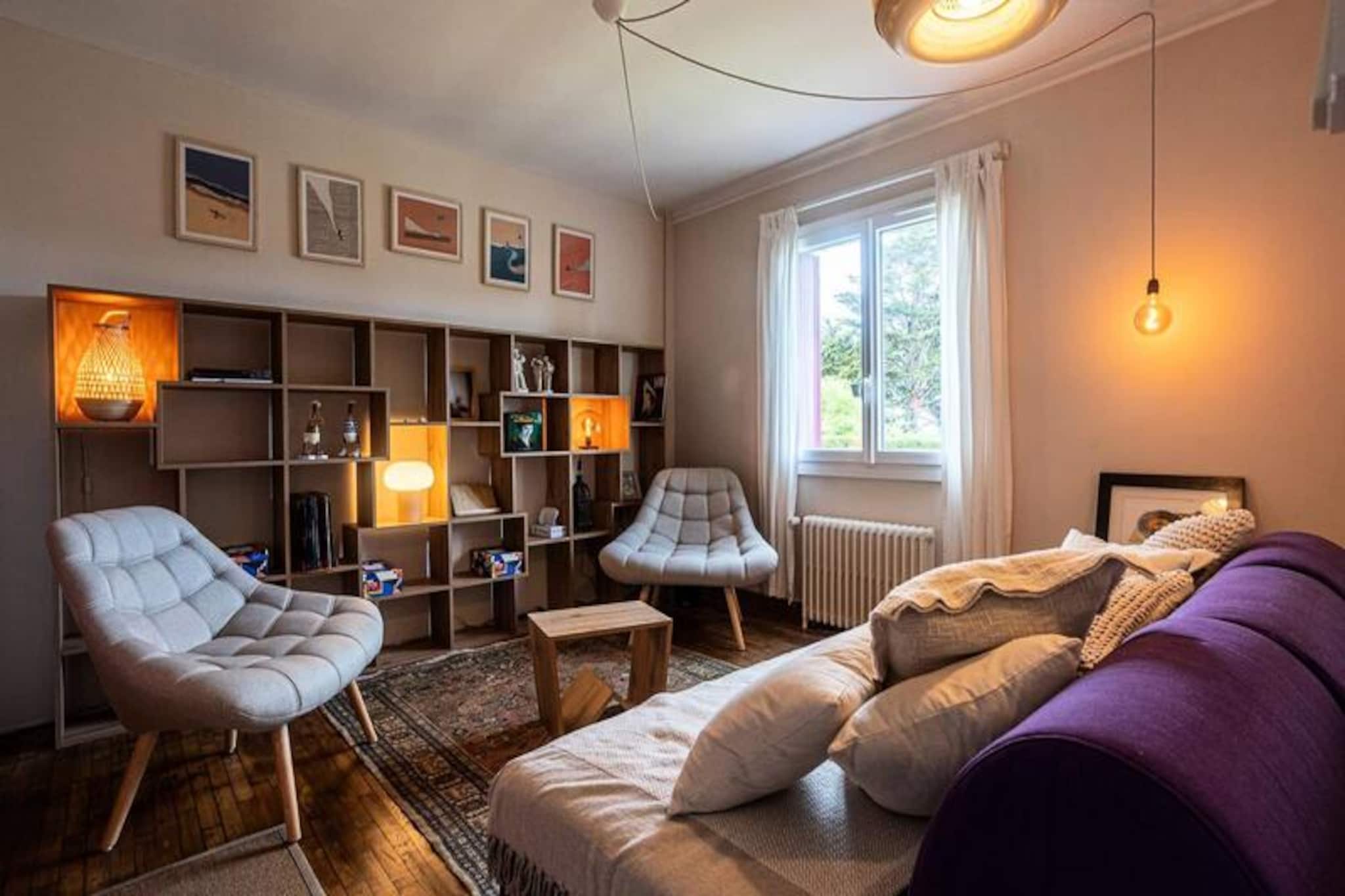 Located in a dead end street, near a hotel classified as Relais du Silence, in a very quiet area, you will enjoy an enclosed garden of 600 m2 with trees and flowers.
The sea is about 800 m away, not visible from the house, except for a few glimpses from the upstairs bedrooms.
Traveler access
Ty Swannee, a family home or with friends, welcomes you for 4 adults and 2 to 5 children or 6 adults.

Located in a dead end street, near a hotel classified as Relais du Silence, in a very quiet area, you will enjoy an enclosed garden of 600 m2 with trees and flowers.
The sea is about 800 m away, not visible from the house, except for a few glimpses from the upstairs bedrooms.
Traveler access
Ty Swannee, a family home or with friends, welcomes you for 4 adults and 2 to 5 children or 6 adults.

On the ground floor (level 0):

- Entrance

- Living room - living room (40 m2) equipped with 2 sofas (2 seats and 3 seats), 2 armchairs, 1 dining table for 6 to 8 people, 1 fireplace (decorative, non-functional), 105 cm TV, 1 DVD player, 1 Laserdisc player with video library, 1 Apple TV, 1 iPod/iPhone base

- Equipped kitchen with electric oven, hob, dishwasher, Nespresso coffee maker, traditional coffee maker, kettle, microwave, fridge-freezer, high table for 4 people

- 1 WC

Upstairs (level 1):

- 1 large bedroom with a view of the sea equipped with a double bed 140, 1 baby bed, cupboards

- 1 small bedroom equipped with a 140 double bed, cupboard

- 1 large children's bedroom equipped with 2 90x190 bunk beds, 1 bunk bed (2 beds 90x200), 1 90x200 pull-out bed. This room can also be used by 2 adults in a 2 twin bed version. This large bedroom is equipped with a television with DVD player, laserdisc player.

- 1 large bathroom with bathtub, dressing table, sink and WC

- 1 bathroom with shower, sink, washing machine, dryer

laserdisc films & Walt Disney, board games, beaches (fishing, sandcastle, Tresmeur beach club, sailing school on Tresmeur beach)

Toys for children, board games

For adults: Barbecue, friendly kitchen, relaxation lounge, aperitif garden on the west side after a beautiful day at the beach/walk


free internet connection via Wifi
