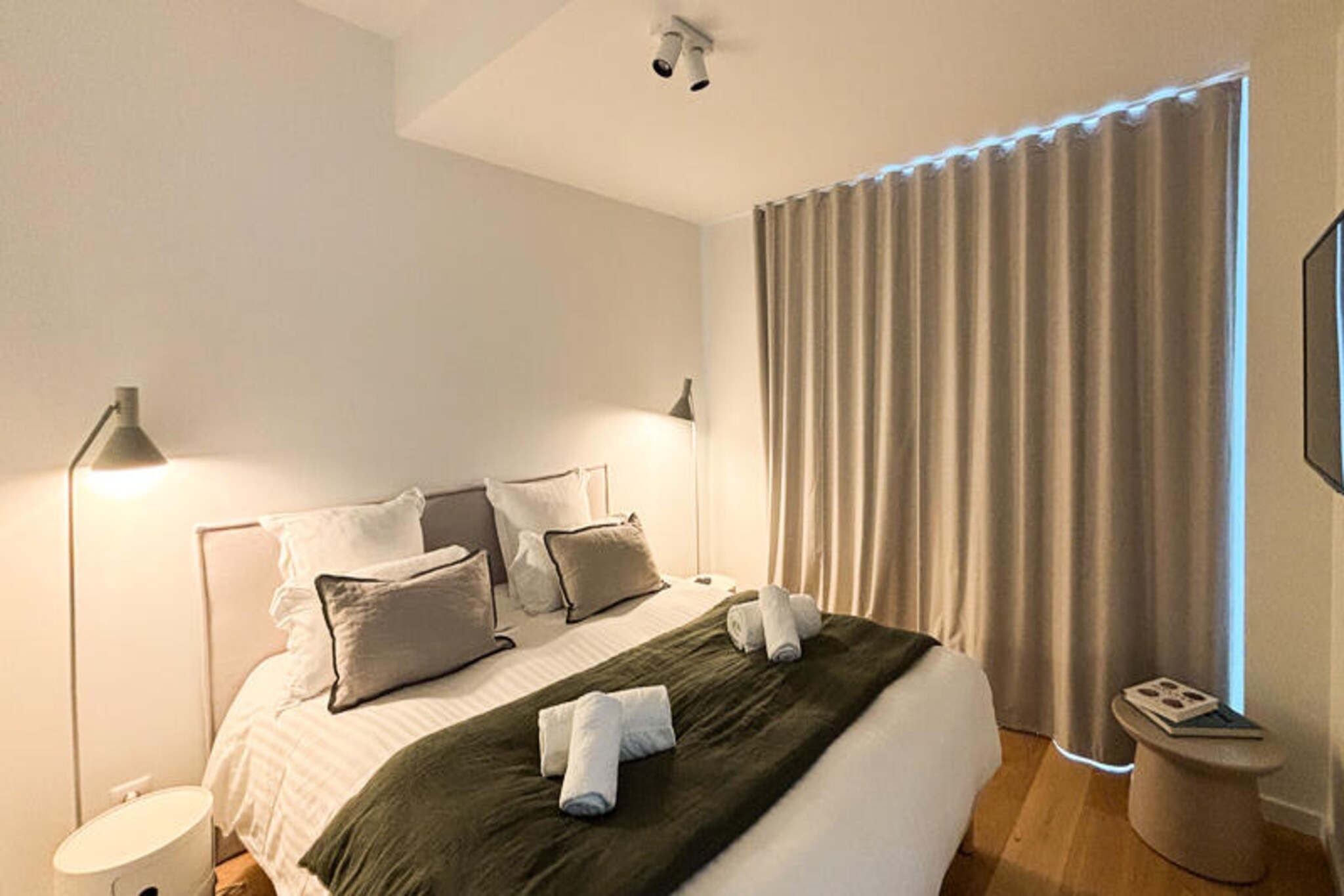 Welcome to “Les roches Blanches”, our magnificent 2-room apartment located on the 2nd floor of the Center Philippe-Joppé, designed by the famous architectural firm Wilmotte & Associés. With direct access to Tresmeur beach and breathtaking sea views, our accommodation is the ideal place for an unforgettable seaside holiday.

Our spacious 40 m² apartment, ideally located opposite Tresmeur beach, offers you a breathtaking view of the sea with its balcony directly overlooking the sea, you can enjoy breathtaking panoramas at any time of the day.

“Les Roches Blanches” includes a comfortable bedroom, perfect for up to 2 people. After a day exploring the natural beauties of the area or relaxing on the beach, you can relax in our bright lounge, equipped with all the necessary comforts. A fully equipped kitchen will allow you to prepare delicious meals with local products that you can enjoy while admiring the sunset from one of our balconies.

You will also have access to an indoor swimming pool heated all year round (15m x 4m), allowing you to relax whatever the weather.

A parking space is available to you, with an electric vehicle terminal available. The residence is secure with the presence of a guard on site, ensuring your peace of mind. In addition, an elevator is available to make your travel easier.

We look forward to welcoming you for an unforgettable holiday by the sea in Brittany. Book now to live a unique experience in our little corner of paradise.
