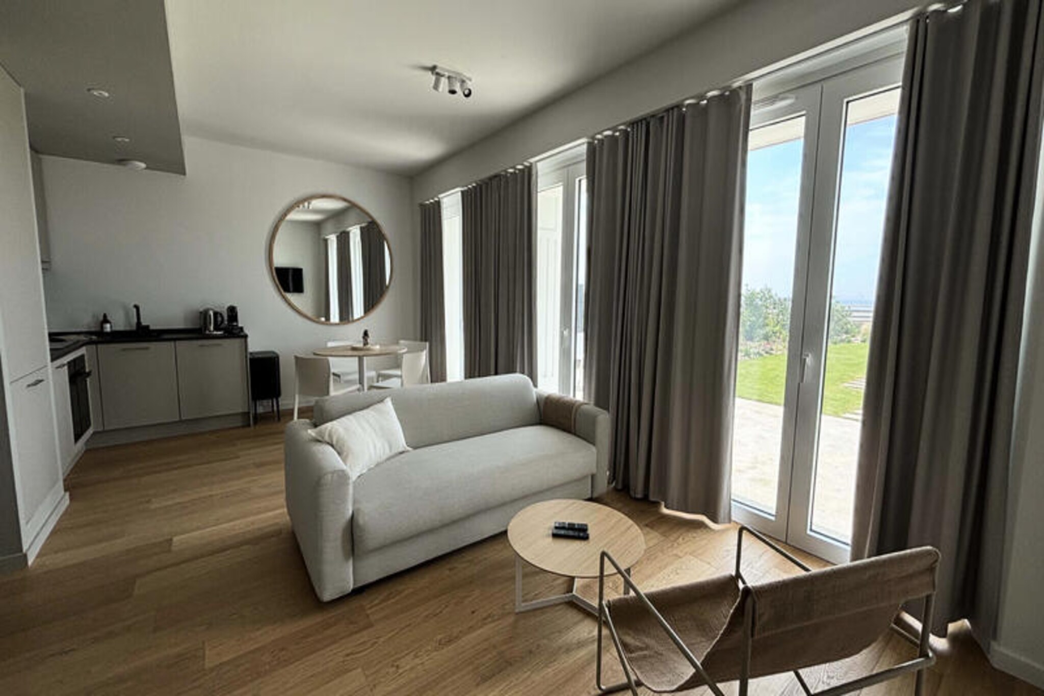 Welcome to “Milliau”, our magnificent 2-room apartment located on the ground floor of the Center Philippe-Joppé, designed by the famous architectural firm Wilmotte & Associés. With direct access to Tresmeur beach and breathtaking sea views, our accommodation is the ideal place for an unforgettable seaside holiday.


Our spacious 42 m2 apartment, ideally located opposite Tresmeur beach, offers you a breathtaking view of the sea with its small private garden overlooking the beach, you can enjoy breathtaking panoramas at any time of the day.

“Milliau” includes comfortable bedrooms with adjoining bathroom (separate toilet), perfect for accommodating up to 2 people. After a day exploring the natural beauties of the area or relaxing on the beach, you can relax in our bright lounge, equipped with all the necessary comforts. A fully equipped kitchen will allow you to prepare delicious meals with local products that you can enjoy while admiring the sunset.

You will also have access to an indoor swimming pool heated all year round (15mx4m), allowing you to relax whatever the weather.

A parking space is available to you, with an electric vehicle terminal available. The residence is secure with the presence of a guard on site, ensuring your peace of mind. In addition, an elevator is available to make your travel easier.


We look forward to welcoming you for an unforgettable holiday by the sea in Brittany. Book now to live a unique experience in our little corner of paradise.
