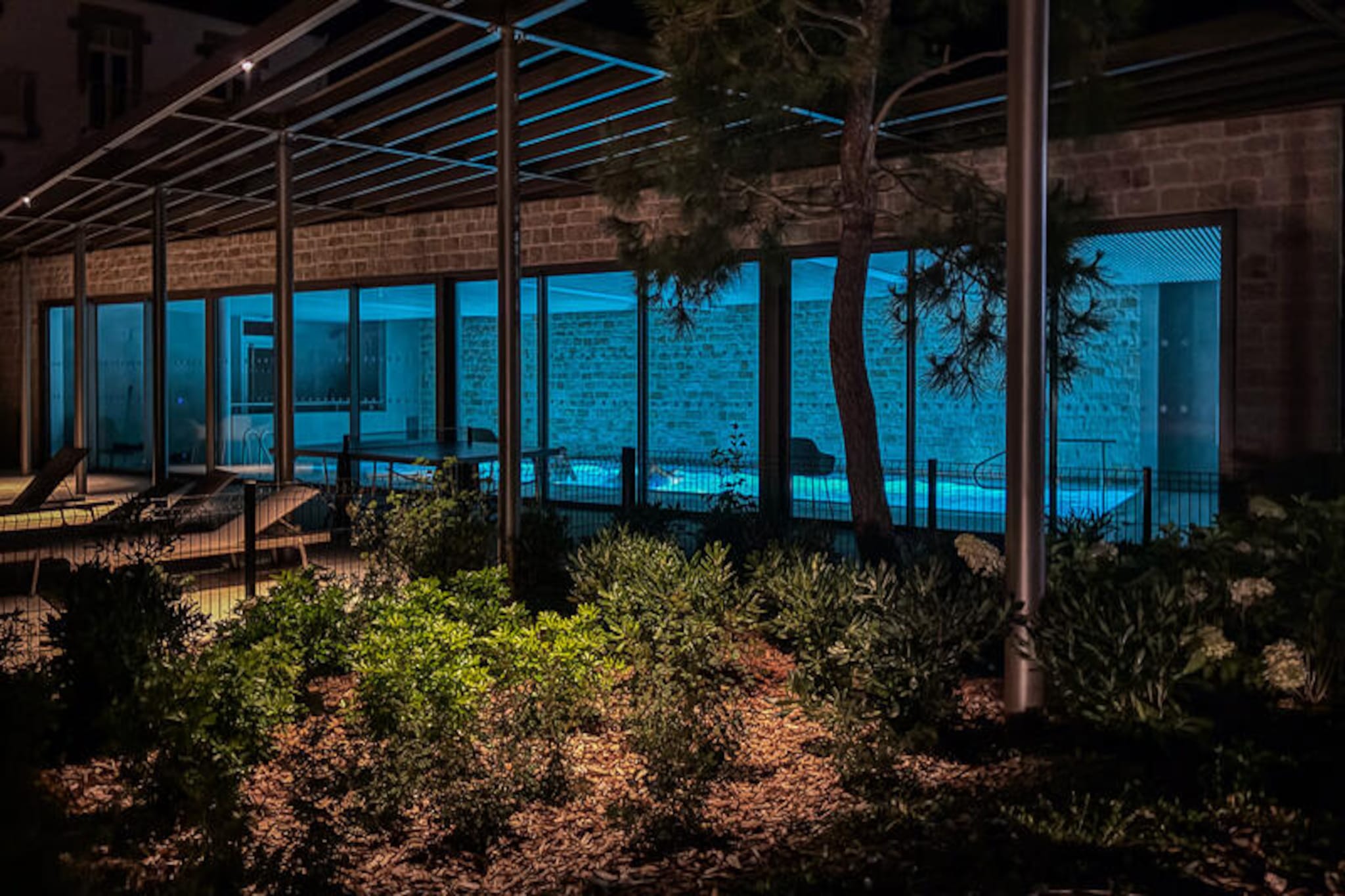 Welcome to the Philippe Joppé Residence: 
Discover the charm of the Résidence Philippe Joppé, a place where comfort and serenity meet. Located in Trébeurden, on the Côte de Granit Rose, our residence offers you a spacious and elegant apartment of 70 m², named LE TOENNO. Equipped with a large living room, a fully equipped kitchen with a Nespresso coffee machine, a comfortable living room and a terrace facing the sea, you will enjoy a breathtaking view of Tresmeur beach and the sunsets. spectacular sunshine on Milliau Island. With a year-round heated swimming pool and modern facilities, you will experience an unforgettable stay.

Environment and Ideal Location: 
The Résidence Philippe Joppé is ideally located at the end of Tresmeur beach for more tranquility. You will have direct access to the beach and will be close to many renowned restaurants such as Ty Al Lannec and Lan Kerrelec, within walking distance. The residence is also close to the marina and local amenities, offering a multitude of activities to suit all tastes. You can drop your children off at the sailing school in a five-minute walk and explore the magnificent coastal trails, including the GR34 with Pointe de Bihit as the first hiking spot, departing from the residence.

Please note: 
Our residence is secure and fully fenced, with secure parking and an electric vehicle charging station. For your comfort, we provide a ping-pong table, a washer-dryer, and modern equipment. The apartment includes a bedroom with shower, a second bedroom with bathtub, and a separate toilet. The price includes cleaning fees, sheets and towels, allowing you to travel light and fully enjoy your stay. Designed by the famous architectural firm Wilmotte & Associés, this accommodation bathed in light is a haven of peace where every detail is thought of for your well-being. We respect all safety and hygiene measures to guarantee a pleasant and worry-free stay.
