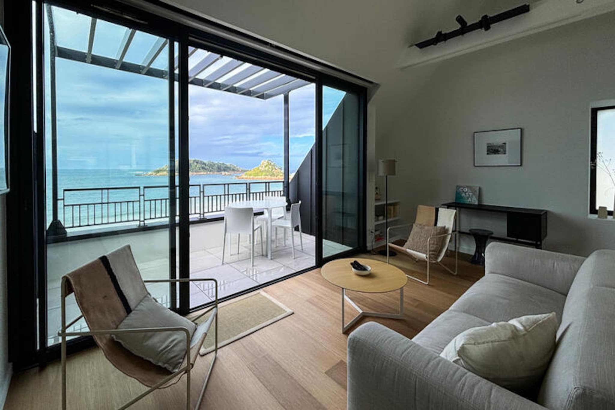 Welcome to ILE AUX MOINES, your coastal sanctuary where luxury meets absolute comfort. Nestled in the heart of the famous Côte de Granit Rose, this 2-bedroom apartment offers an incomparable living experience within the Center Philippe-Joppe.

Prime Location
Ideally located at the water's edge, enjoy direct access to the magnificent Tresmeur beach for sunny moments of relaxation. The nearby sailing school, just 50 meters from the residence, invites you to explore the crystal clear waters of the area.

Luxurious Amenities
Relax in our heated indoor pool area, maintained at a comfortable temperature of 29 degrees Celsius all year round. Our on-site caretaker ensures the safety and well-being of all residents.

Brightness and Space
The apartment is a true haven of peace, offering spacious and bright spaces. Admire panoramic views from your private sea-facing terrace, where every sunrise becomes a breathtaking spectacle.

Modern Comfort
We prioritize your comfort and the environment. Private parking is at your disposal, as well as charging stations for electric vehicles for eco-responsible mobility.

Convenient Proximity
Enjoy the convenience of having a restaurant and the charming port of Trébeurden just a stone's throw from your home, where you can savor local specialties and immerse yourself in the maritime atmosphere.

Don't miss the opportunity to live in this corner of paradise where tranquility and refinement combine harmoniously. Book now for an unforgettable experience at the Center Philippe-Joppe.

For more information and reservations, contact us today.
