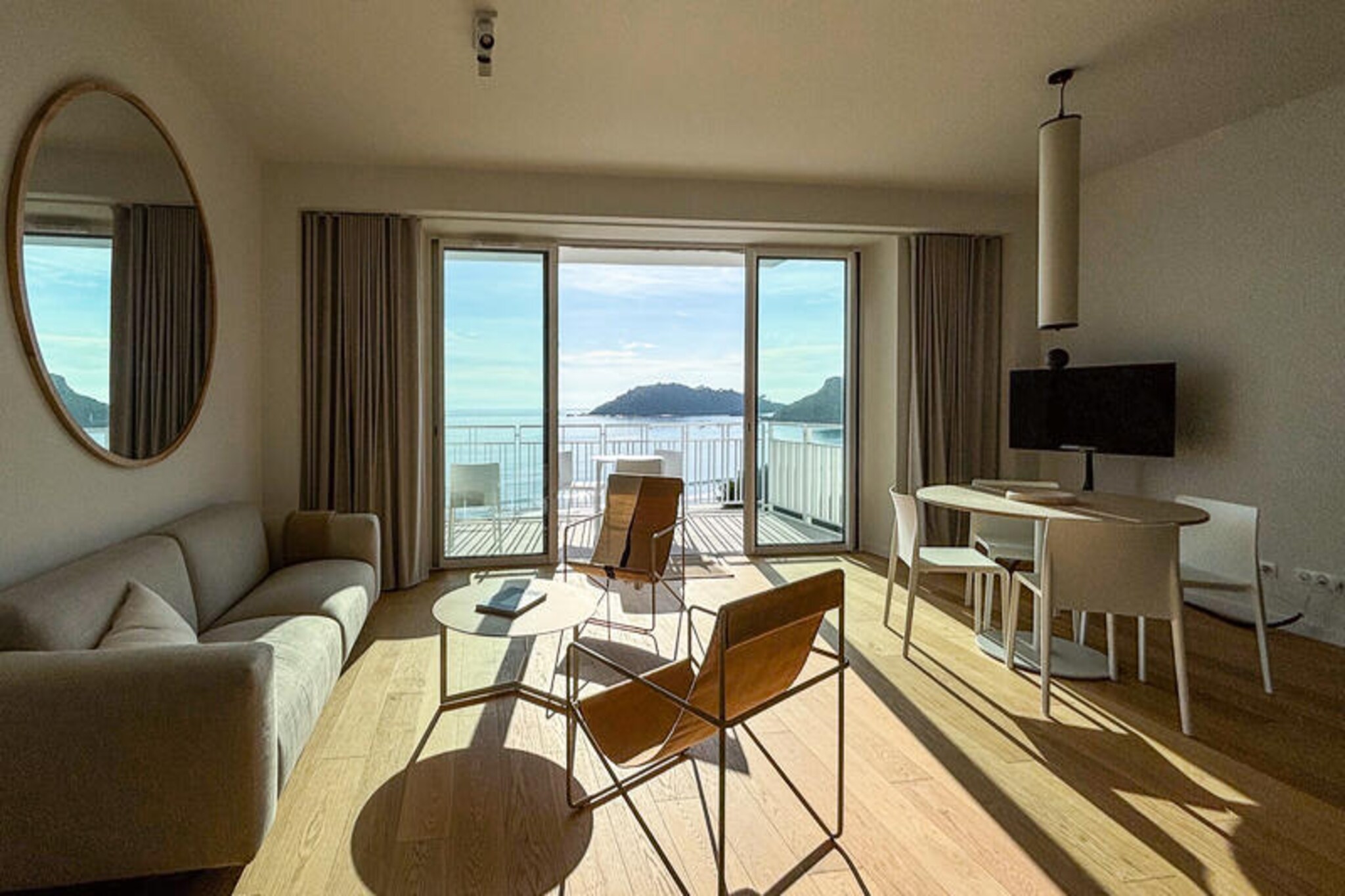 Welcome to “Le Taureau”, our magnificent 3-room apartment located on the 2nd floor of the Center Philippe-Joppé, designed by the famous architectural firm Wilmotte & Associés. With direct access to Tresmeur beach and breathtaking sea views, our accommodation is the ideal place for an unforgettable seaside holiday.


Our spacious 70 m2 apartment, ideally located opposite Tresmeur beach, offers you a breathtaking view of the sea with its 3 balconies directly overlooking the sea, you can enjoy breathtaking panoramas at any time of the day.

“Le Taureau” includes 2 comfortable bedrooms, perfect for up to 4 people. After a day exploring the natural beauties of the area or relaxing on the beach, you can relax in our bright lounge, equipped with all the necessary comforts. A fully equipped kitchen will allow you to prepare delicious meals with local products that you can enjoy while admiring the sunset from one of our balconies.

You will also have access to an indoor swimming pool heated all year round (15mx4m), allowing you to relax whatever the weather.

A parking space is available to you, with an electric vehicle terminal available. The residence is secure with the presence of a guard on site, ensuring your peace of mind. In addition, an elevator is available to make your travel easier.


We look forward to welcoming you for an unforgettable holiday by the sea in Brittany. Book now to live a unique experience in our little corner of paradise.
