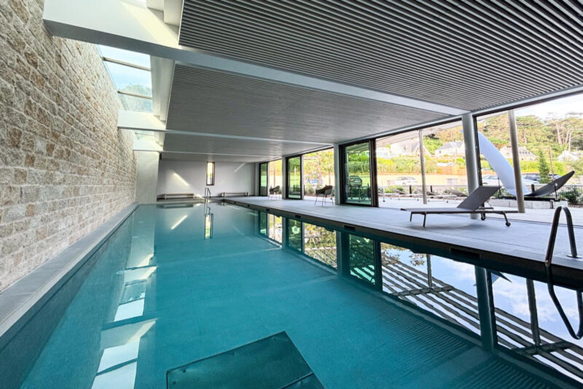 Welcome to “Bihit”, our magnificent 2-room apartment located on the 1st floor of the Center Philippe-Joppé, designed by the famous architectural firm Wilmotte & Associés. With direct access to Tresmeur beach and breathtaking sea views, our accommodation is the ideal place for an unforgettable seaside holiday.


Our spacious 40 m2 apartment, ideally located opposite Tresmeur beach, offers you a breathtaking view of the sea with its balcony directly overlooking the sea, you can enjoy breathtaking panoramas at any time of the day.

“Bihit” includes comfortable bedrooms, perfect for accommodating up to 2 people. After a day exploring the natural beauties of the area or relaxing on the beach, you can relax in our bright lounge, equipped with all the necessary comforts. A fully equipped kitchen will allow you to prepare delicious meals with local products that you can enjoy while admiring the sunset from one of our balconies.

You will also have access to an indoor swimming pool heated all year round (15mx4m - depth 1.40m), allowing you to relax whatever the weather.

A parking space is available to you, with an electric vehicle terminal available. The residence is secure with the presence of a guard on site, ensuring your peace of mind. In addition, an elevator is available to make your travel easier.

We look forward to welcoming you for an unforgettable holiday by the sea in Brittany. Book now to live a unique experience in our little corner of paradise.
