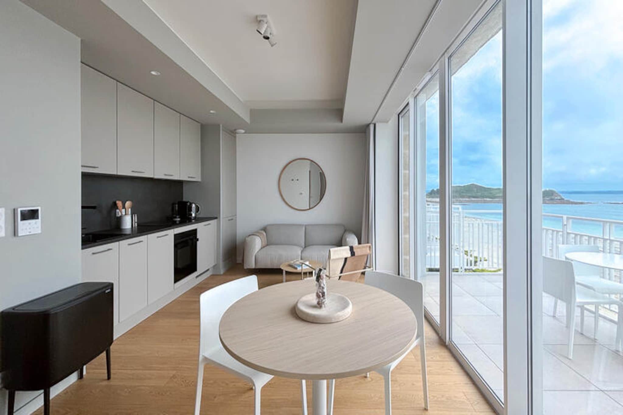 Welcome to “Beg Leguer”, our magnificent 2-room apartment located in the Center Philippe-Joppé, designed by the famous architectural firm Wilmotte & Associés. With direct access to Tresmeur beach and breathtaking sea views, our accommodation is the ideal place for an unforgettable seaside holiday.

Our spacious 40 m² apartment, ideally located opposite Tresmeur beach, offers you a breathtaking view of the sea with its balcony directly overlooking the sea, you can enjoy breathtaking panoramas at any time of the day.

“Beg Leguer” includes a comfortable bedroom, perfect for up to 2 people. After a day exploring the natural beauties of the area or relaxing on the beach, you can relax in our bright lounge, equipped with all the necessary comforts. A fully equipped kitchen will allow you to prepare delicious meals with local products that you can enjoy while admiring the sunset from one of our balconies.

You will also have access to an indoor swimming pool heated all year round (15m x 4m), allowing you to relax whatever the weather.

A parking space is available to you, with an electric vehicle terminal available. The residence is secure with the presence of a guard on site, ensuring your peace of mind. In addition, an elevator is available to make your travel easier.

We look forward to welcoming you for an unforgettable holiday by the sea in Brittany. Book now to live a unique experience in our little corner of paradise.
