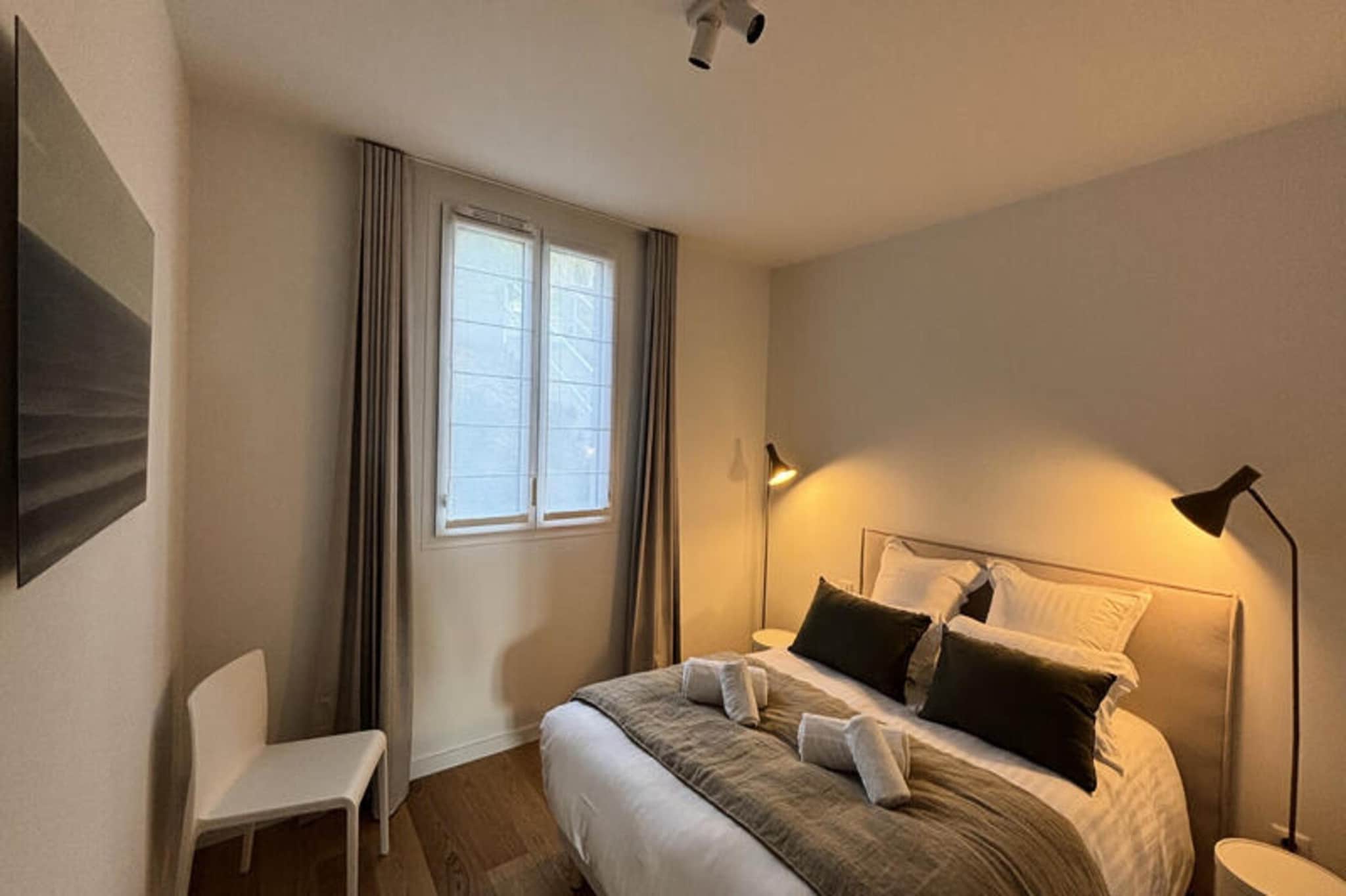 This charming holiday apartment is ideally located opposite Tresmeur beach. With its 2 bedrooms and its private terrace of 20 m², it offers a comfortable and functional living space to accommodate family, friends...

The apartment has a bathroom with shower and washer-dryer. The 3 beds (1 double bed and 2 single beds) can comfortably accommodate up to 4 people. 

The American kitchen is fully equipped with refrigerator, dishwasher, oven, microwave and everything needed for cooking. The bright living room is tastefully furnished and has a television with international channels.

Outside, you can enjoy the terrace furnished with garden furniture and the private swimming pool (heated) to cool off on hot days.

Private parking for 1 car is also included. Pets are not accepted.

Ideally located near the sea, this holiday apartment is the ideal starting point for discovering the magnificent beaches and tourist sites of the Trébeurden region.
