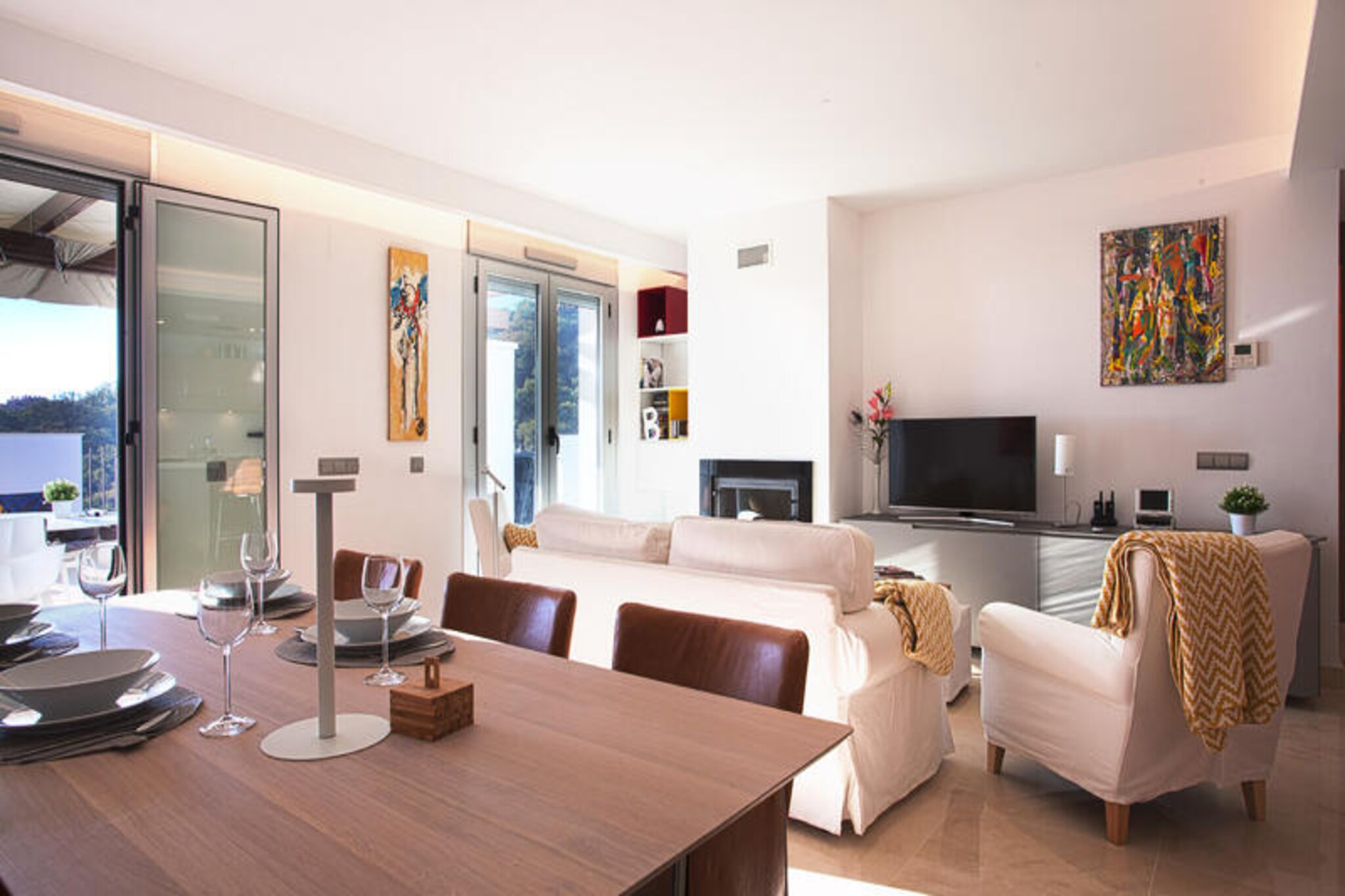 The apartment in Ojen has 2 bedroom(s) and capacity for 4 people.
Accommodation of 110 m² tastefully furnished and recently built.
The property is located 250 m from the golf course, 300 m from the restaurant, 6 km from the supermarket, 7 km from the town, 7 km from the sandy beach, 45 km from the airport and it is located in a ideal area for children area and surrounded by woods.
It has garden furniture, 50 m² of terrace, washing machine, dryer, iron, internet access (wifi), hairdryer, tennis court, paddle court, gym, spa, central heating , air conditioning throughout the accommodation, collective swimming pool, outdoor parking in the same building, mosquito nets in the bedroom, TV.
The electric open plan kitchen is equipped with refrigerator, microwave, oven, freezer, dishwasher, dishes/cutlery, kitchen utensils, coffee machine, toaster and kettle.