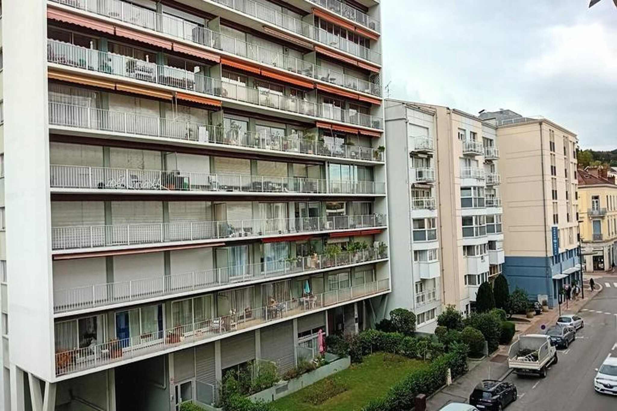 At 10, Résidence le VENDOME, Avenue de Marlioz in Aix les Bains
Building in good condition from 1978
It is located 600m from the Tourist Office, the train station, 1.5km from the Thermes Chevalley, 1.2km from the Thermes de Marlioz, 3.4km from the lake (I6 on the map)
It consists of 7 floors with elevator. The opening is secure. For the building vigik and intercom. For access to the rear parking lot, you must use a key to open the main barrier.
The nearby green park will allow you to enjoy the charm of flowers and fountains for a peaceful break, and the nearby buses will make your travel easier.
2 rooms crossing comfortable and close to the green park
On the 3rd floor with elevator, in comfort range,
Classification in furnished tourist accommodation in 2*2 people
Surface area of 40 m², facing East and West on furnished balconies
Entrance hall
Living room (PVC floor) opening onto East furnished balcony: 1 sofa, 1 low unit with bench seat, 1 flat screen television, 1 table, 4 chairs.
Kitchen area open to the living room (tiled floor): 1 fridge/freezer, 2 electric hotplates, microwave/grill, extractor hood, toaster, kettle, electric coffee maker, crockery and cookware.
Bedroom (PVC floor) opening onto west balcony: 1 140cm bedding, 2 bedside tables, 2 lamps, 1 rustic wardrobe.
Bathroom (tiled floor): shower cubicle, vanity unit, washing machine, towel dryer, toilet.
Rented with parking number 375 (with crutch) located at the rear of the residence.
Internet access
MISCELLANEOUS: Individual electric heating, videophone, smoke detector, 3 fans.
Pets not tolerated, Mobile air conditioning available.
Additional services at extra cost: end-of-stay cleaning, bed linen, bathroom linen, pets, baby bed (subject to availability on request).
Deposit (in euros) - 500
Heating - 1