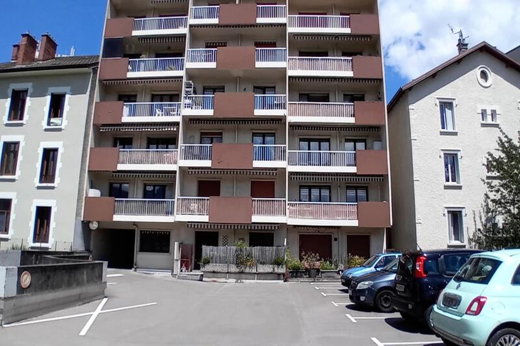 Résidence le Choiseul, at 37 avenue du Grand Port.
It is located 500 m from the Tourist Office, 500 m from the Train Station, 600 m from the Casino, 1000 m from the Chevalley Thermal Baths, 2.5 km from the Lake and 20 km from Mont REVARD (E5 on the map)
The residence: The opening is secure with security guard and intercom.
In the heart of the city, a few meters away is the market square where you can enjoy local products. At the foot of the residence, restaurant, pizzeria, bakery, delicatessen, café on the terrace to relax.
Pleasant 2 room apartment in the heart of the city,
On the 1st floor with elevator - In comfort range
Classification in furnished tourist accommodation 2* 2 people
Surface area 31m² facing South/West on a furnished balcony
Entrance hall
Kitchen (tiled floor): 2 induction hobs, 1 hood, 1 electric oven, 1 microwave, fridge/freezer, 1 dishwasher, 1 electric coffee maker, 1 toaster, 1 kettle, crockery and cookware, 1 table, 3 chairs, 1 server.
Bedroom (laminate floor): 1 140 cm bed, 2 bedside tables, 2 lamps, 1 armchair, 1 wardrobe, 1 flat screen television, 1 chest of drawers, 2 chairs.
Bathroom (fully tiled): shower (glass wall/curtain) shower access with a small step, vanity unit, 1 washing machine, 1 stool - separate WC
Rented with a parking space no. 7 "located at the rear of the residence".
MISCELLANEOUS: Manual roller shutters, Collective heating and collective hot water production - pets tolerated, smoke detector -
Additional services at extra cost: end-of-stay cleaning, bed linen, bathroom linen, pets, baby bed (subject to availability on request).
Deposit (in euros) - 305
Heating - 1