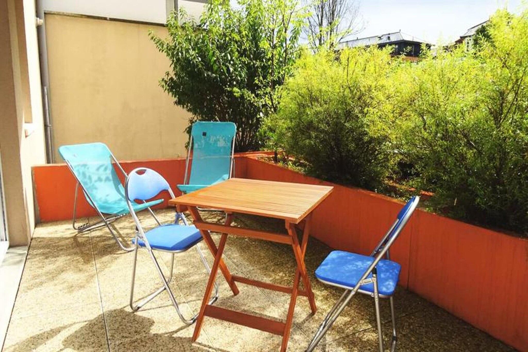 At 1, Rue de l’Avenir in Aix les Bains
Recent residence of very good standing, a stone's throw from the city center
It is located 400 m from the town center, 500 m from the Tourist Office, 900 m from the Chevalley Thermal Baths and the train station, 600 m from the Casino, 3 km from the Lake and 20 km from Mont REVARD. (J6 on the map)
It consists of 4 floors with elevator. The opening is secured by Vigik and Videophone. Access to the rear parking lots is via a remote control.
A quiet residence but close to all amenities, promising you a pleasant stay.
Close to the city center, the green park and buses will allow you to enjoy the various activities that our city can offer you.
Beautiful 2-room apartment, modern and quiet
On the ground floor, in the comfort range and classified as furnished Tourism in 3* for 4 people
Surface area of approximately 54m² entirely open to the South by bay windows onto a furnished terrace
Entrance hall (tiled floor): wardrobe/shelf
Living room (tiled floor): open to the south onto a furnished terrace (sun blind): 2 individual armchairs, BZ 140cm 1 person, 1 table, 6 chairs, low sideboard, flat screen television, DVD player, radio, 1 halogen, crockery and kitchen battery.
Kitchen in living room (tiled floor): 4-seat electric cooker. + oven, microwave, hood, fridge/freezer, dishwasher, washing machine, toaster, kettle, electric coffee maker
Bedroom (Floating Parquet): 1 double bed, 1 wardrobe, mattress topper available.
Bathroom (tiled): shower (wall), 1 3-door vanity unit with mirror, 1 towel dryer. Independent WC.
MISCELLANEOUS: videophone, individual gas heating, electric shutters, smoke detector,
1 air cooler, 2 removable auxiliary radiators, pets not tolerated.
Rented with parking No. 1, rear of the building, access with remote control
This accommodation is not equipped with Internet access, you can go to different public places.
You can consult the link www.aixlesbains.fr.../Wi-fi-gratuit-de-la-ville
Additional services at extra cost: end-of-stay cleaning, bed linen, bathroom linen, pets, baby bed (subject to availability on request).
Deposit (in euros) - 500
Heating - 1