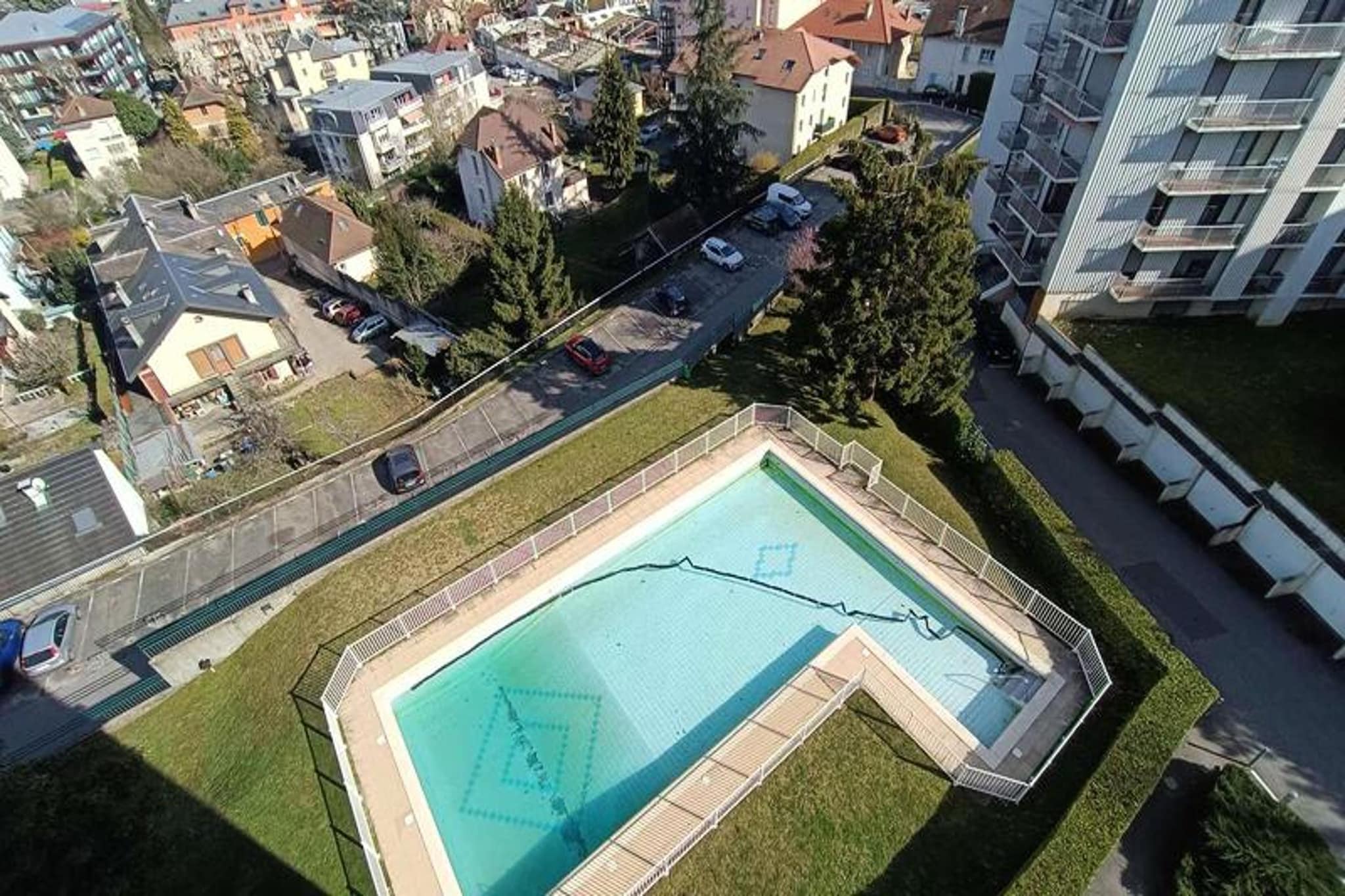 At 7 - 9 and 11, Montée des Carrières Romaines in Aix les Bains
Real estate complex composed of 3 buildings built between 1973 and 1982.
It is located 500 m from the Tourist Office, 1.5 km from the Chevalley thermal baths, 500 m from the "Marlioz" thermal baths, 1 km from the train station, 800 m from the Casino, 2500 m from the LAKE and 20 km from Mont REVARD (J5 on the map ).
Building C is made up of 9 floors with an elevator. The opening is secured with vigik and intercom.
It has a swimming pool and a tennis court common to all Montcalm residences.
Slightly set back from the city but so close using the various shortcuts, it will be easy for you to reach the city center in just a few minutes.
Spacious and bright 2-room apartment with beautiful open views.
On the 6th floor with elevator, in Comfort range
Classified as furnished tourist accommodation 2* 4 people
Surface area of approximately 44 m² exposed to a large south-west furnished balcony
Entrance (tiled floor): 1 large wardrobe/shelves
Living room (tiled floor): 1 140cm furnished bedding, 1 table, 6 chairs, 1 fixed sofa, flat screen television
Bedroom: 2 90cm beds, 1 wardrobe/wardrobe/shelves.
Kitchen (tiled floor): 4-hob induction cooker with oven, extractor hood, fridge-freezer, dishwasher, combi microwave oven, electric coffee maker, Nespresso coffee maker, toaster, electric kettle, crockery and cookware.
Bathroom (tiled): shower with wall, vanity unit, washing machine. Independent WC
Rented with parking n° 57 (below the residence)
MISCELLANEOUS: Collective heating, smoke detector. Electric roller shutters and motorized balcony blinds - Unlimited Internet access "Orange Box"
Additional services at extra cost: end-of-stay cleaning, bed linen, bathroom linen, pets, baby bed (subject to availability on request).
Deposit (in euros) - 500
Heating - 1
