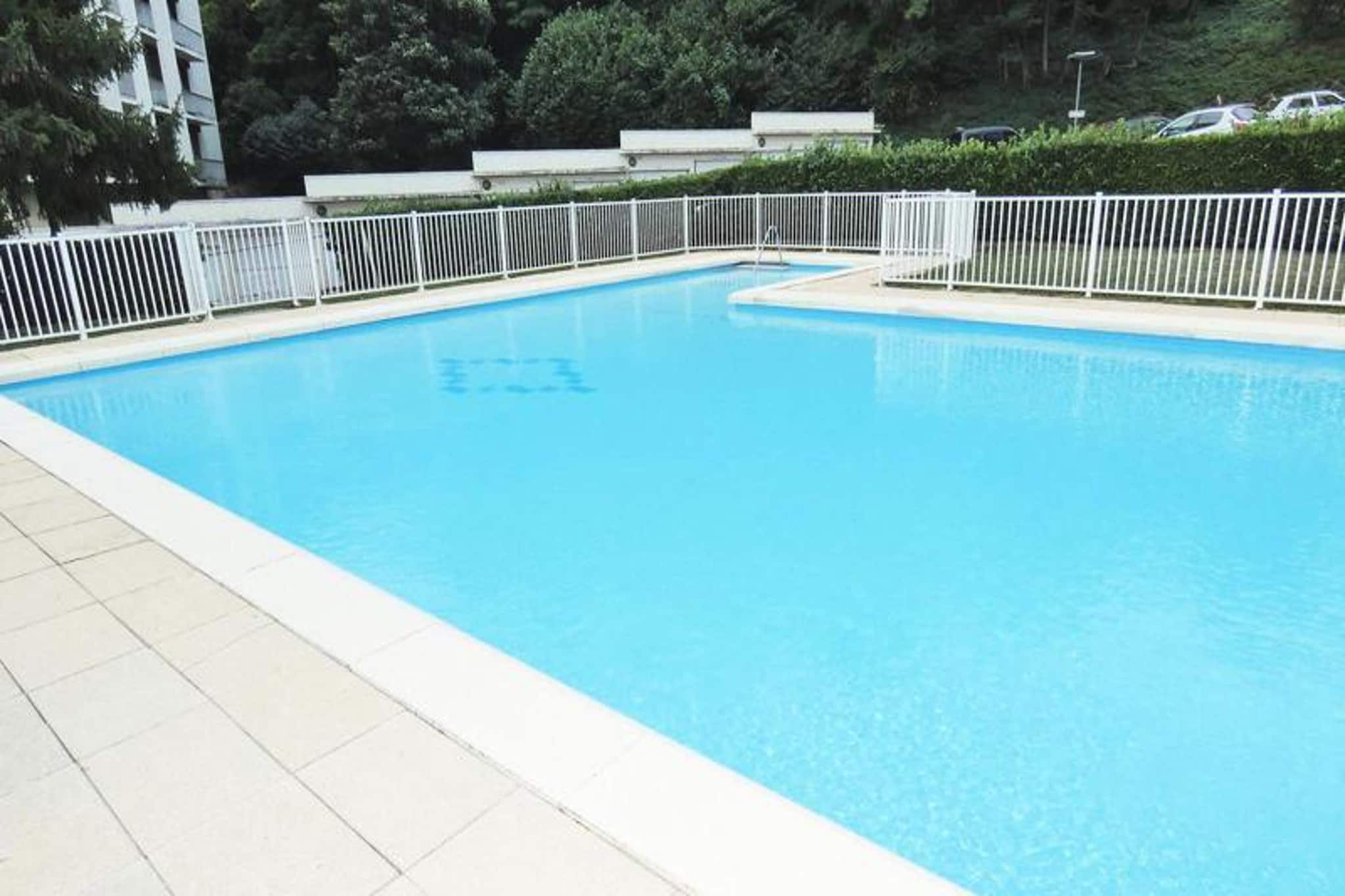 At 7 - 9 and 11, Montée des Carrières Romaines in Aix les Bains
Real estate complex composed of 3 buildings built between 1973 and 1982
It is located 500 m from the Tourist Office, 1.5 km from the Chevalley thermal baths, 500 m from the "Marlioz" thermal baths, 1 km from the train station, 800 m from the Casino, 2500 m from the LAKE and 20 km from Mont REVARD (J5 on the map )
Building B is made up of 8 floors with an elevator. The opening is secured with vigik and intercom.
It has a swimming pool and a tennis court common to all Montcalm residences.
As its name suggests, calm is present and will ensure you a pleasant stay. Slightly set back from the city but so close using the various shortcuts, it will be easy for you to reach the city center in just a few minutes
Very beautiful mountain view for this very quiet 2-room apartment close to shops.
On the 8th floor with elevator, in Basic Range
Classification in furnished tourist accommodation in 2*
Surface area of approximately 40 m² facing East, North and West on balconies (furnished)
Entrance hall (tiled floor)
Living room (tiled floor): 1 BZ sofa bed, 1 table, 4 chairs, 2 storage cupboards, 1 flat screen television, 1 DVD player, 1 CD/cassette radio.
Bedroom (laminated parquet floor and wall fabric): 1 140 cm bed, 1 wardrobe with 3 wardrobe doors/shelves, 1 built-in cupboard, 1 alarm clock radio
American kitchen open to living room (tiled floor): 2 electric beds, oven, microwave, fridge freezer, electric coffee maker, kettle, toaster, crockery and cookware
Bathroom (tiled): shower, sink, washing machine, bathroom cabinet. Independent WC (tiled floor)
Rented with Parking No. 100, going up to the right of the building
MISCELLANEOUS: Intercom/Videophone - Collective heating, smoke detector, Column fan, Internet access "Orange Box"
Additional services at extra cost: end-of-stay cleaning, bed linen, bathroom linen, pets, baby bed (subject to availability on request).
Deposit (in euros) - 500
Heating - 1