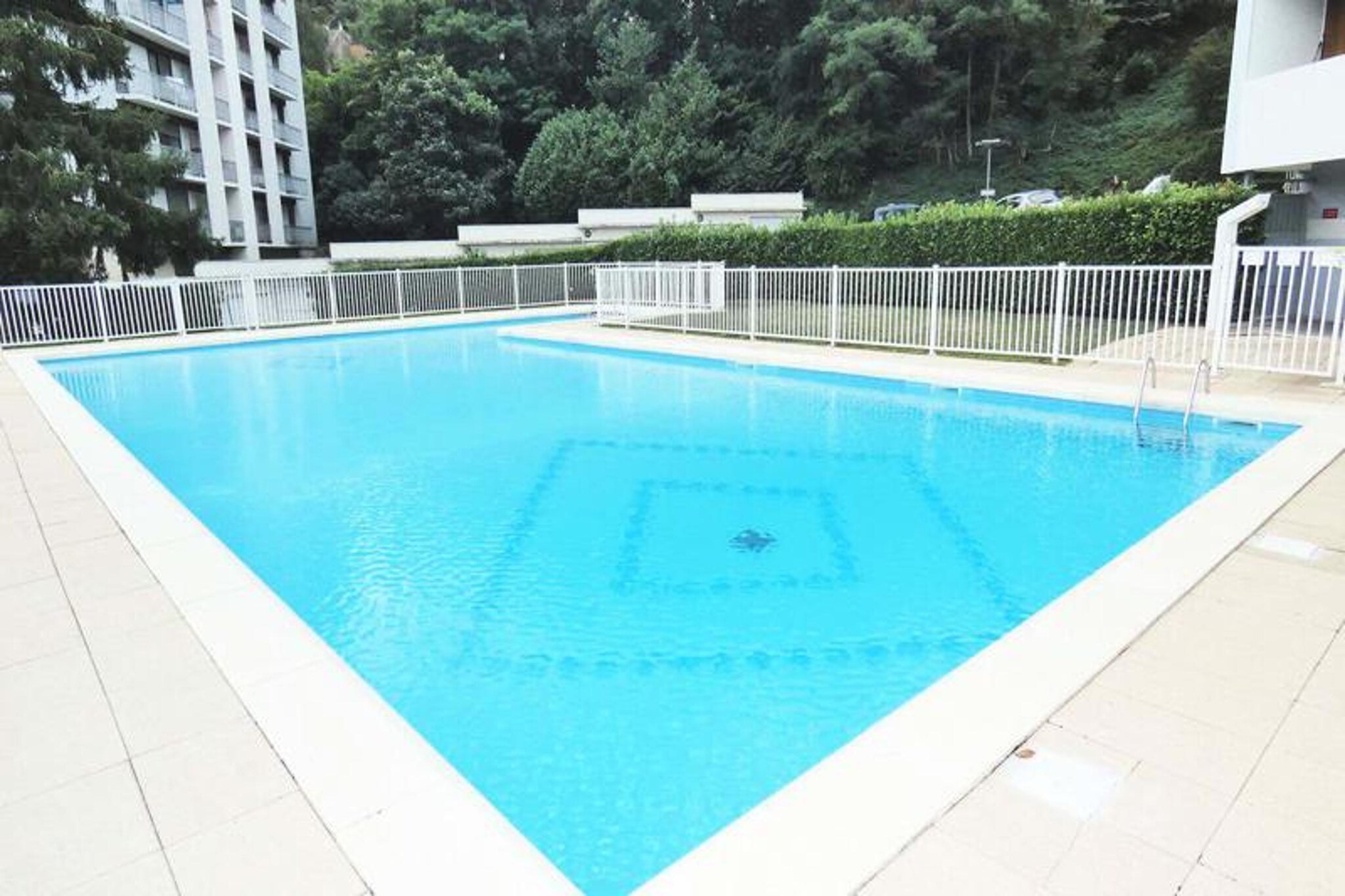 At 7 - 9 and 11, Montée des Carrières Romaines in Aix les Bains
Real estate complex composed of 3 buildings built between 1973 and 1982.

Located 500 m from the Tourist Office, 1.5 km from the Chevalley thermal baths, 500 m from the "Marlioz" thermal baths, 1 km from the train station, 800 m from the Casino, 2500 m from the LAKE and 20 km from Mont REVARD (J5 on the map) 
Building D is made up of 7 floors with an elevator. Staircase (7 steps) to access the main entrance, and 7 steps to access the elevator. 
By rear access, on the bicycle side, no steps. 
The opening is secured with vigik and intercom.
It has a swimming pool and a tennis court common to all Montcalm residences. Slightly set back from the city but so close using the various shortcuts, it will be easy for you to reach the city center in just a few minutes.
Pleasant and very bright 1 room apartment 
On the 4th floor with elevator, in comfort range and classified as 2* furnished tourist accommodation for 2 people
Surface area of ​​33m² facing West/North/East on two balconies 

Large entrance hall (lino floor) with a large cupboard/wardrobe, shoe cabinet
Living room (lino floor) opening onto 2 balconies: 1 140cm bedding, 2 bedside tables, 2 lamps, 2 club armchairs with footrest, 1 coffee table, 1 low unit with television, 1 table, 4 chairs, 1 server. 
Kitchen (lino floor) opening onto 1 balcony: electric stove with oven, microwave, extractor hood, refrigerator, kettle, toaster, electric coffee maker, crockery and kitchen utensils.
Shower room (lino floor): sink, washing machine, shower cubicle (raised with a step), 3 storage units, WC.

Rented with a parking space number 62 

MISCELLANEOUS: smoke detector, bicycle storage room, column fan, sun blinds, small pets “less than 15 kg” tolerated. Internet access box SFR

Additional services at extra cost: end-of-stay cleaning, bed linen, bathroom linen, pets, baby bed (subject to availability on request).
Deposit (in euros) - 305
Heating - 1

