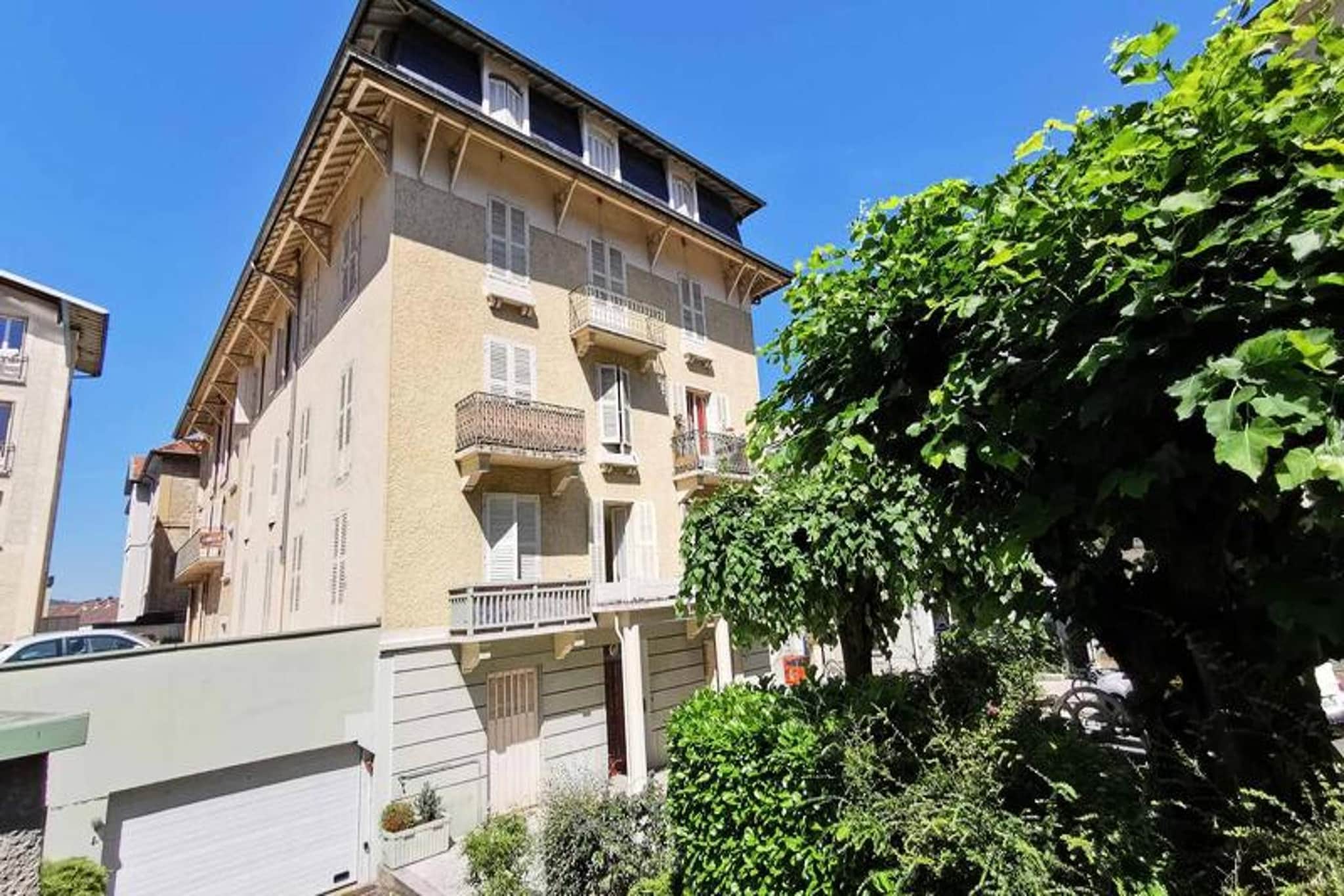 At 4, Rue Lamartine in Aix les Bains
Built in 1900, this building is the result of a transformation of the old Folliet hotel
It is located 150 m from the Tourist Office, 850 m from the Thermes Chevalley, 2.2 km from the Thermes de Marlioz, 2.8 km from Lac du Bourget (G4 on the map)
It consists of 4 floors with elevator. Building opening is secured by Vigik and Interphone.
Close to the city center and its shops but also a bus stop to get you to your treatments.
And the nearby green park, with its fountains and outdoor theater for added pleasure.
Spacious 2-room apartment, close to all shops
On the 3rd floor with elevator, in comfort range and classified as furnished tourist accommodation in 2* for 3 people
Surface area of approximately 35 m² facing South-East through windows
Main room (PVC floor) 2 East windows: 1 "140cm" rapido sofa, 1 TV base unit, 1 floor lamp, 1 flat screen TV, 1 table, 4 chairs, office area with 1 chair, 2 bar chairs, 1 sideboard caster, 1 fan.
Kitchen area open to living room with return bar (small window): sink, fridge/freezer, 4 hotplates, microwave, electric oven, electric coffee maker, toaster, kettle, crockery and kitchenware.
Bedroom: (PVC floor) 1 South window: 1 140cm bed, 2 bedside tables, 2 lamps, 1 wardrobe with shelves/storage
Bathroom (tiled floor): shower (glass door), sink, bathroom cabinet, washing machine, electric towel dryer, WC.
Rented with Parking n°6 located in the basement of the residence.
MISCELLANEOUS: intercom, smoke detector, individual electric heating, column fan, bicycle storage room.
Red By SFR Internet access, Pets refused.
Additional services at extra cost: end-of-stay cleaning, bed linen, bathroom linen, pets, baby bed (subject to availability on request).
Deposit (in euros) - 500
Heating - 1