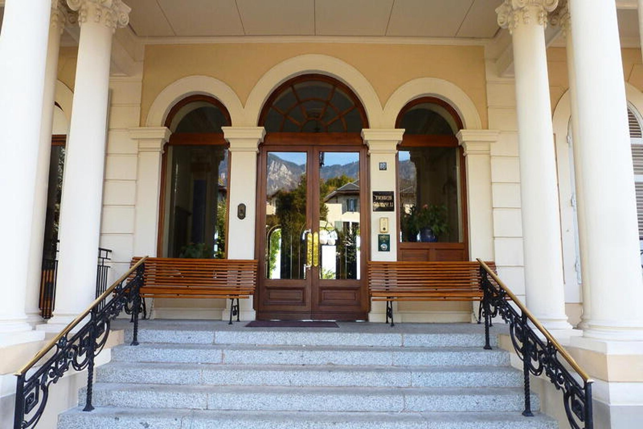 This charming 2-room apartment, located on the 2nd floor with elevator access, is ideal for 2 people. It features a 140 cm bed in the bedroom and a "rapido" convertible sofa with 2 armchairs in the living room. The apartment is equipped with a flat-screen TV, wardrobe, and ample storage space. Pets are not allowed. It is classified as 2* furnished tourist accommodation, providing a peaceful atmosphere with beautiful views. A €500 deposit is required, with optional services like cleaning and bed linens at an additional cost.
The apartment is set within a historic building, surrounded by a French-style wooded park with rose gardens and romantic caves, perfect for strolls. Located 600 meters from the Thermes Chevalley, 1 km from the train station, and 300 meters from the tourist office, it offers easy access to local attractions, including cafes, markets, and cultural sites. Lac du Bourget is just 3.5 km away.
The kitchen area includes 2 hobs, a microwave, fridge/freezer, and basic cookware. The bathroom features a bathtub, vanity unit, washing machine, and towel dryer. Additional amenities include individual electric heating, a fan, and internet access via an SFR box. Parking is shared, and extra services like bed linens and baby beds are available on request.