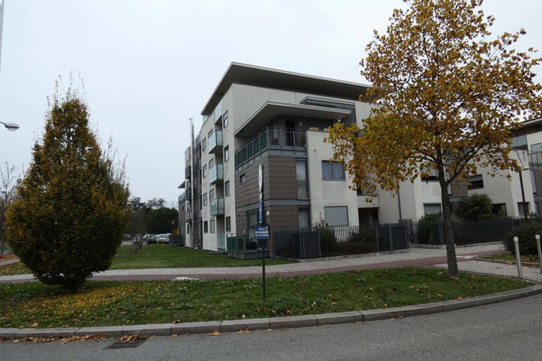 This warm 2-room apartment is perfect for 2 guests, featuring a bedroom with a 160 cm bed, two bedside tables, and ample wardrobe space. The living room offers a rapido sofa, flat-screen TV, and a dining area with a table and 4 chairs. Please note that pets are not allowed. The apartment includes a garage and access to high-speed internet, with additional services like cleaning, bed linen, and baby beds available upon request.
The apartment is ideally located just steps from the lakeshore, offering easy access to scenic walks, bike rides, and boat cruises from the nearby port. The vibrant esplanade features outdoor restaurants and charming chalets, and the bus stop nearby provides convenient transport to the city center. Attractions such as the Casino, Tourist Office, and Chevalley Thermal Baths are all within 3 km.
The apartment is equipped with a fully functional kitchen, including a fridge/freezer, induction hobs, microwave, oven, dishwasher, and coffee maker. The bathroom features an Italian shower, vanity unit, and towel dryer, with a separate WC for convenience. A washing machine is also available for guests' use. The south-facing balcony and loggia provide a relaxing outdoor space with table and seating.