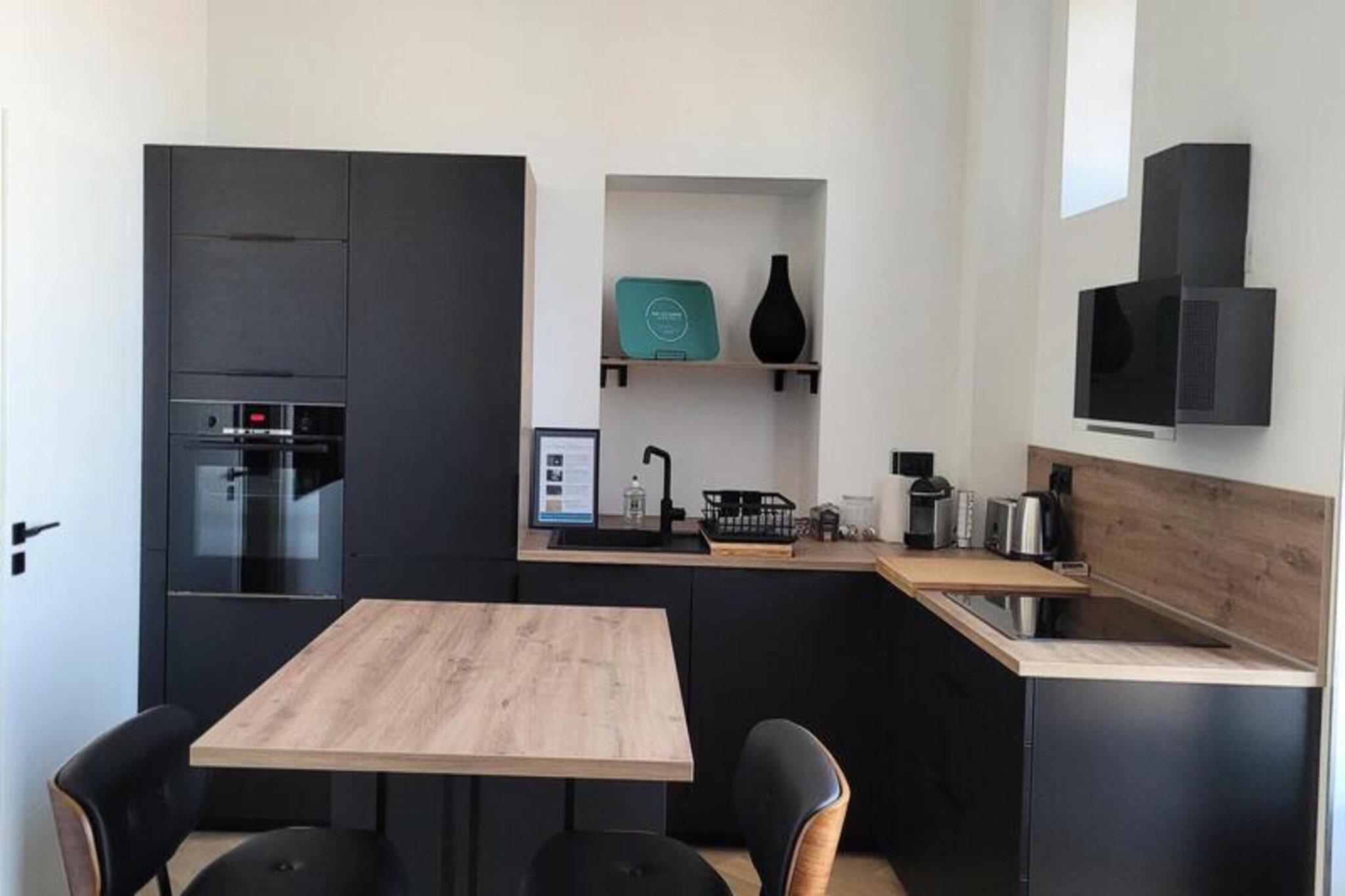 This charming 2-room apartment is designed for 2 guests and offers a comfortable and stylish stay. The bedroom features a 140 cm bed and a large dressing room, while the main living area includes a 3-seater convertible sofa, TV, and an office chair. The apartment is not pet-friendly. Additional amenities include individual electric heating, a smoke detector, and fiber-optic internet access through the “Orange Box.” The apartment is also equipped with a washing machine and a hair dryer for added convenience.
Ideally located, the apartment is just 500 meters from the city center and Tourist Office, and only a short distance from the Bois Vidal and Lac du Bourget. Guests can enjoy the breathtaking views of Lac du Bourget and the surrounding mountains. The Thermes Chevalley is just 1.2 km away, and Mont Revard is 25 km from the property. The local cafes, restaurants, and shops are easily accessible, providing a vibrant atmosphere for guests to explore.
The apartment features a fully equipped kitchen with a fridge/freezer, dishwasher, induction hob, microwave, multifunction oven, Nespresso machine, kettle, and toaster. The modern bathroom includes a shower with a pivot door, a vanity unit, an electric towel dryer, and separate WC. For outdoor relaxation, the apartment boasts a large furnished terrace.