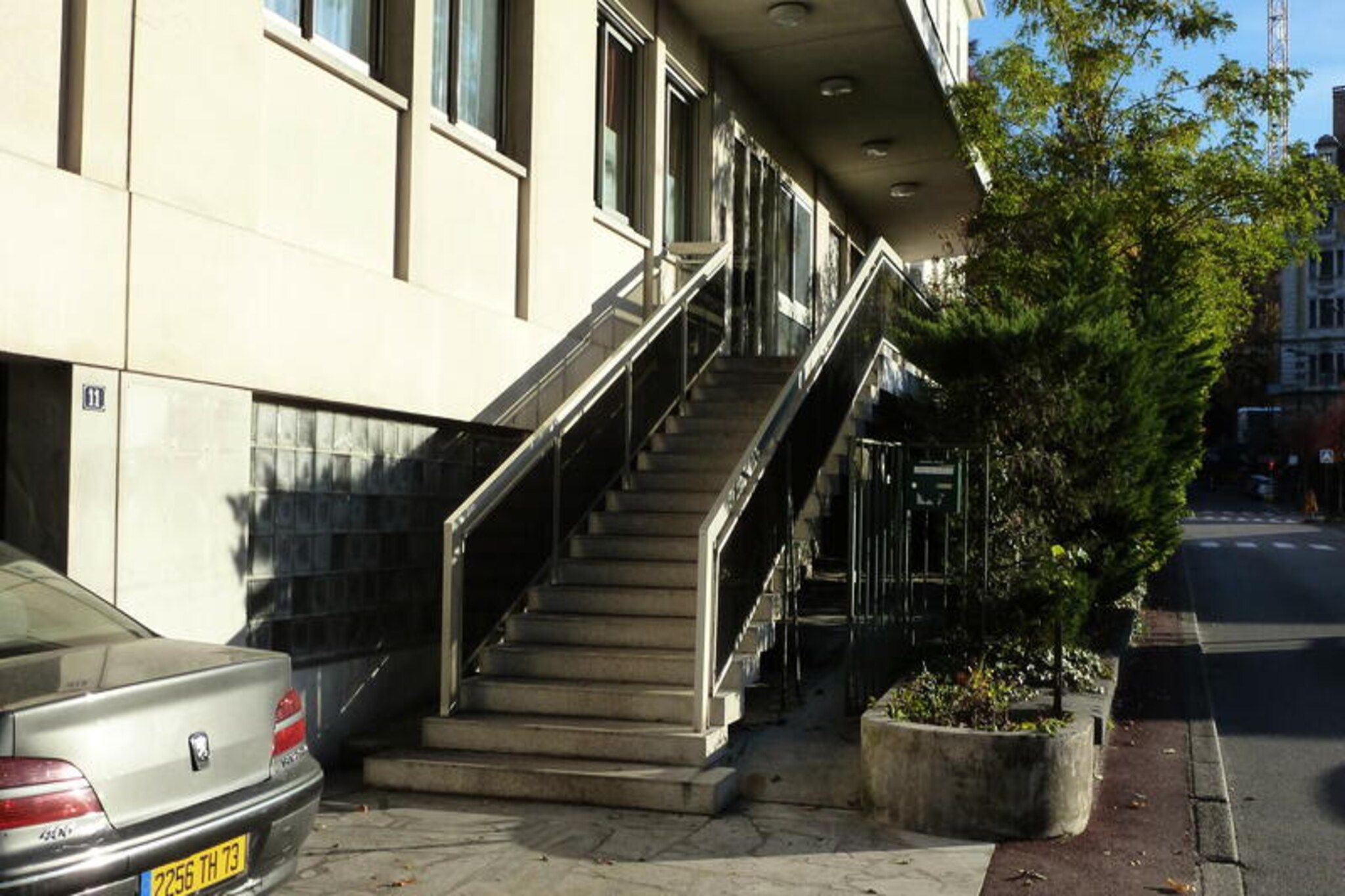 This charming 1-bedroom apartment, located on the 4th floor, offers a cozy retreat for 2 people. It features a rapido 140cm sofa, flat-screen TV, dining table with four chairs, and a comfortable 160cm bed in the bedroom. The apartment is equipped with reversible air conditioning, a smoke detector, and internet access. Pets are not allowed, ensuring a peaceful environment.
Ideally located just 300 meters from the Tourist Office and a short walk from Parc Bois Vidal, this apartment offers easy access to Aix les Bains’ main attractions. The famous Chevalley Thermal Baths are just 1 km away, and the Casino is 500 meters from the property. Guests can also enjoy a peaceful stroll through the nearby Green Park, known for its fountains and flower beds. Lac du Bourget is only 2.5 km away, providing opportunities for lakeside activities.
The apartment features a well-equipped kitchen with a fridge/freezer, microwave, induction hobs, and a dishwasher. The modern bathroom includes an Italian shower and double sink, and there is a separate WC. A cupboard in the hall offers additional storage space and houses a washing machine. The apartment comes with a garage space for added convenience. Additional services such as end-of-stay cleaning and bed linen are available for an extra cost.