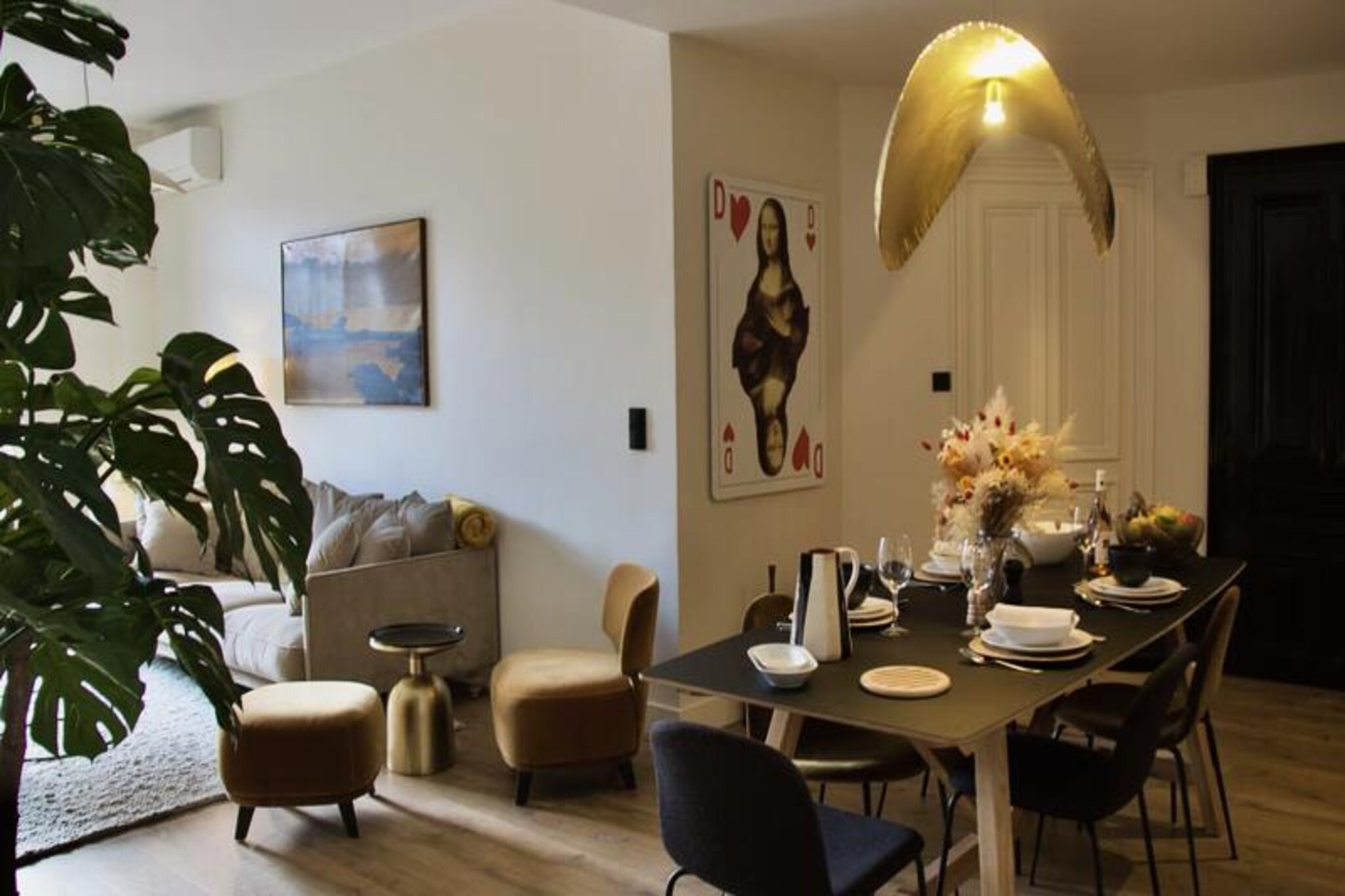 This luxurious 150m² apartment in the heart of Aix-les-Bains features three spacious bedrooms, including a master suite with a king-size bed and private bathroom, a Black & White bedroom with a queen-size bed, and a Vintage Turquoise room with flexible king or twin beds. Air conditioning is available throughout, and the apartment offers a large 45m² terrace with stunning views of the Grand Cercle Casino and the Epine mountains. Additional amenities include a private parking space, elevator access, and high-end furnishings.

Located just steps from the Grand Cercle Casino, the apartment is perfectly positioned for exploring Aix-les-Bains. In just minutes, you can visit Place Carnot, the Faure Museum, or the floral park of the thermal baths. The beautiful Lac du Bourget is nearby for water activities, and the cities of Chambéry and Annecy offer rich cultural experiences just a short drive away.

The apartment boasts a fully equipped kitchen with modern appliances, including a wine cellar, induction hob, and Nespresso machine. The spacious living area features a dining area, comfortable lounge, and large TV. A laundry room with a washing machine, a bathroom with a bathtub and double sinks, and separate toilets complete the space, ensuring a comfortable stay.