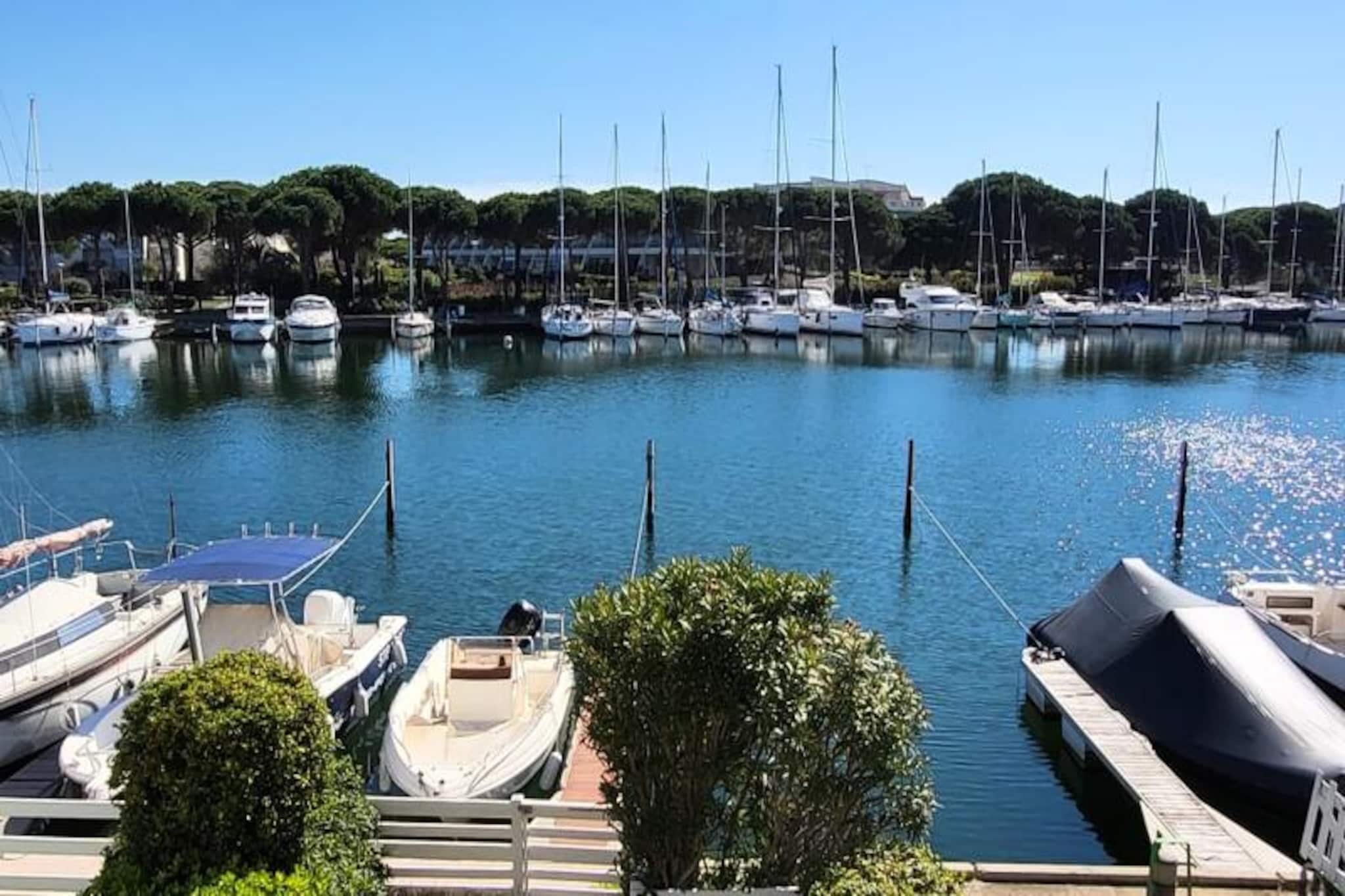 Résidence Marina Lairan Vue Sur L'eau Et Les Bateaux De Port Camargue 2 étoiles F