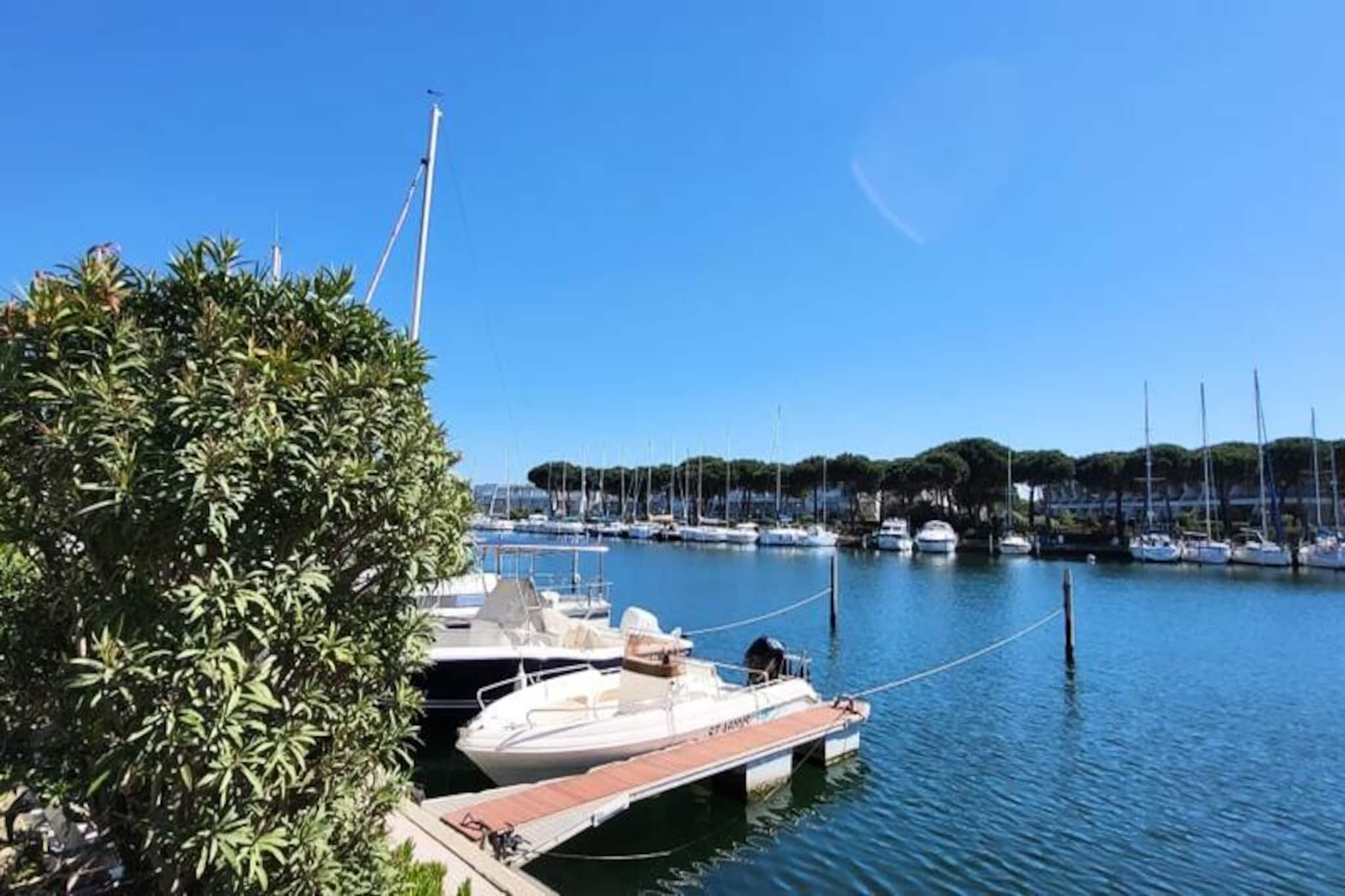 Résidence Marina Lairan Vue Sur L'eau Et Les Bateaux De Port Camargue 2 étoiles F