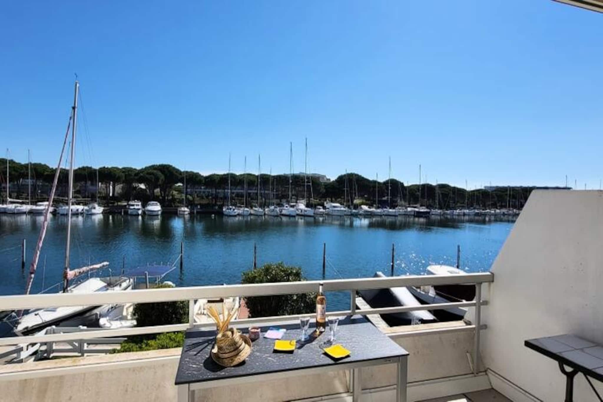 Résidence Marina Lairan Vue Sur L'eau Et Les Bateaux De Port Camargue 2 étoiles F-Image-tags.