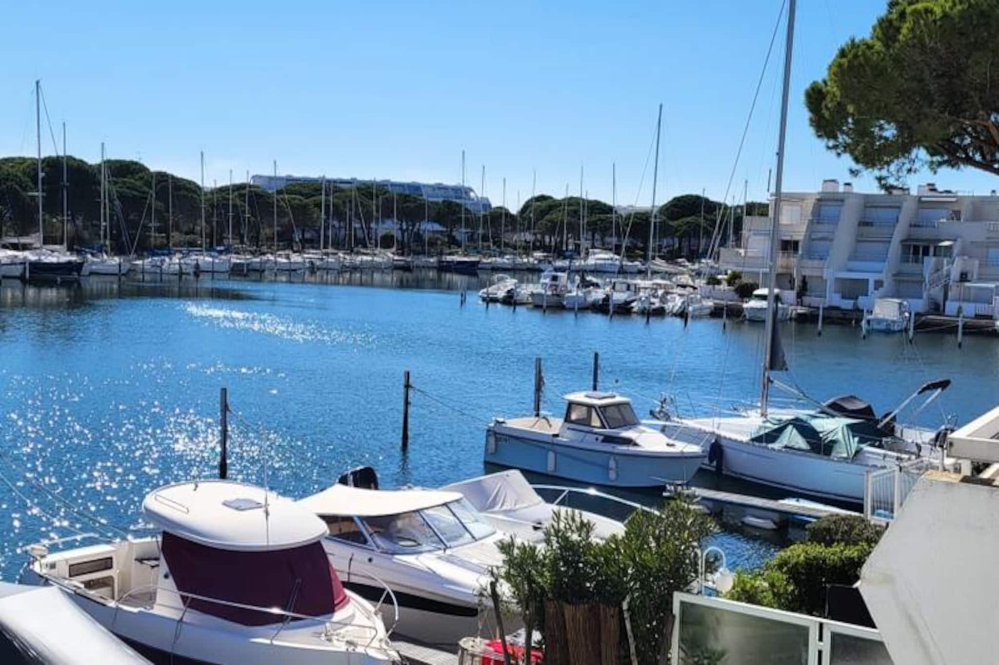 Résidence Marina Lairan Vue Sur L'eau Et Les Bateaux De Port Camargue 2 étoiles F-Image-tags.