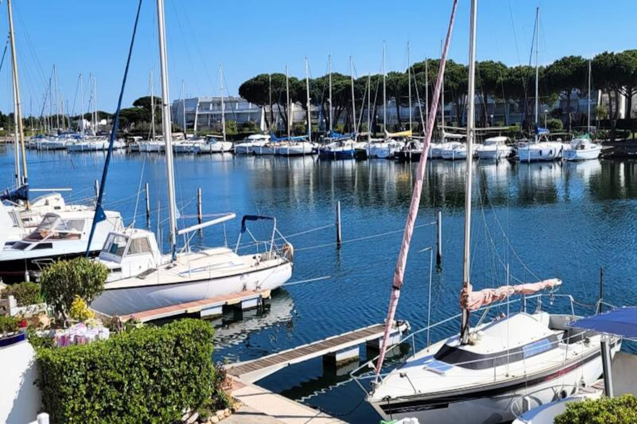 Résidence Marina Lairan Vue Sur L'eau Et Les Bateaux De Port Camargue 2 étoiles F-Image-tags.