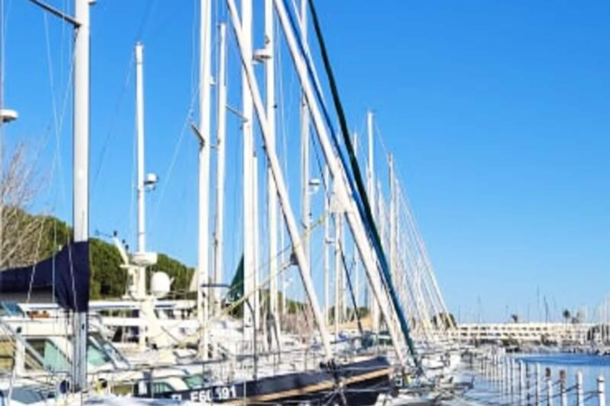 Résidence Marina Lairan Vue Sur L'eau Et Les Bateaux De Port Camargue 2 étoiles F-Image-tags.