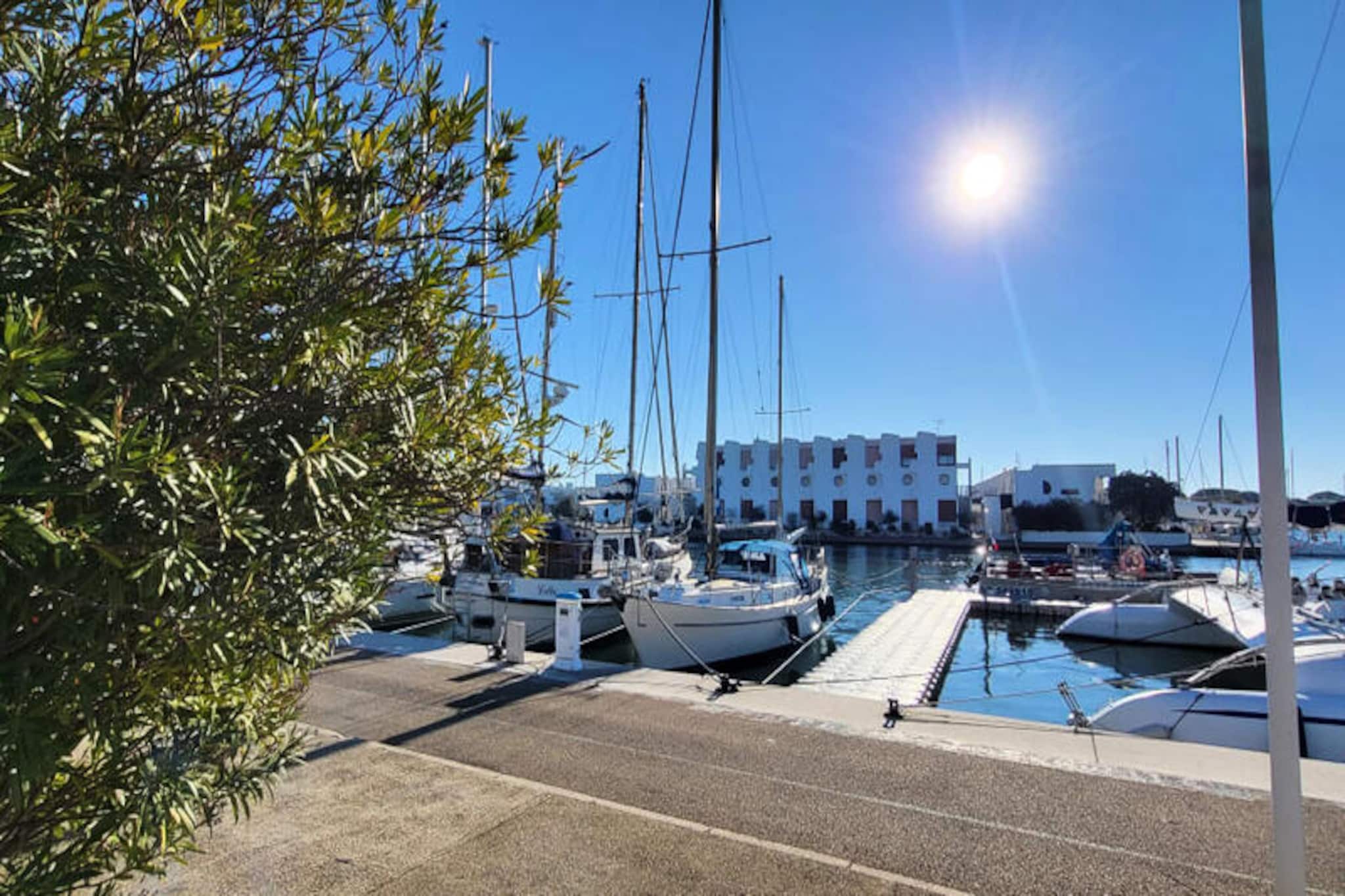 Résidence Marina Lairan Vue Sur L'eau Et Les Bateaux De Port Camargue 2 étoiles F-Image-tags.