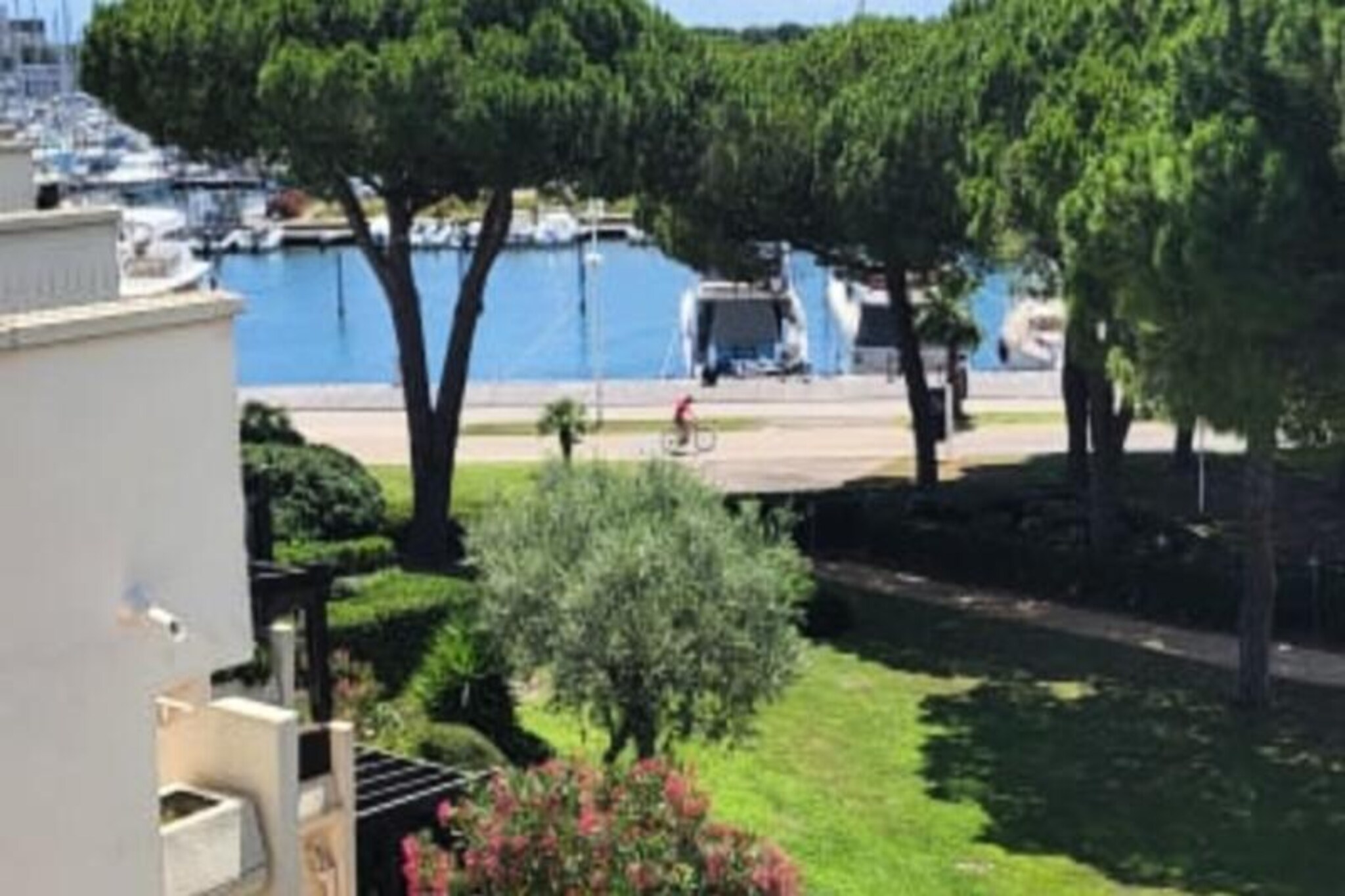 This cozy apartment, located on the 3rd floor of a secure residence, offers a comfortable stay with 1 bed for a peaceful Mediterranean getaway. Pets are welcome on request for an additional fee of €30. A pre-recorded deposit of €400 is required, along with a registration fee of €7.94. Guests can park in the residence's private parking for the duration of their stay and enjoy easy access to nearby attractions by foot.
Ideally located just 400 meters from North Beach, with a stunning view of the Bay of La Grande Motte, this apartment is also within walking distance of various restaurants, ice cream parlors, and cafés at the foot of the residence. The local market and shops are only 500 meters away, and the town center of Grau du Roi is a 15-minute walk. The property is surrounded by green spaces, making it a perfect choice for those seeking tranquility. It is also near the fishing port and Port-Camargue Marina, one of the largest in Europe, ideal for sailing enthusiasts and sports delegations training for the 2024 Paris Olympics.
The apartment is equipped with a fully functional kitchen, featuring 2 ceramic hobs, a microwave, fridge, dishwasher, washing machine, Nespresso coffee maker, toaster, and kettle. The cozy living room opens onto 2 terraces, perfect for relaxing or sharing meals. The bathroom includes a bathtub with a large sink and vanity units. Sheets and towels are available upon request for an additional €20 for 2 people.