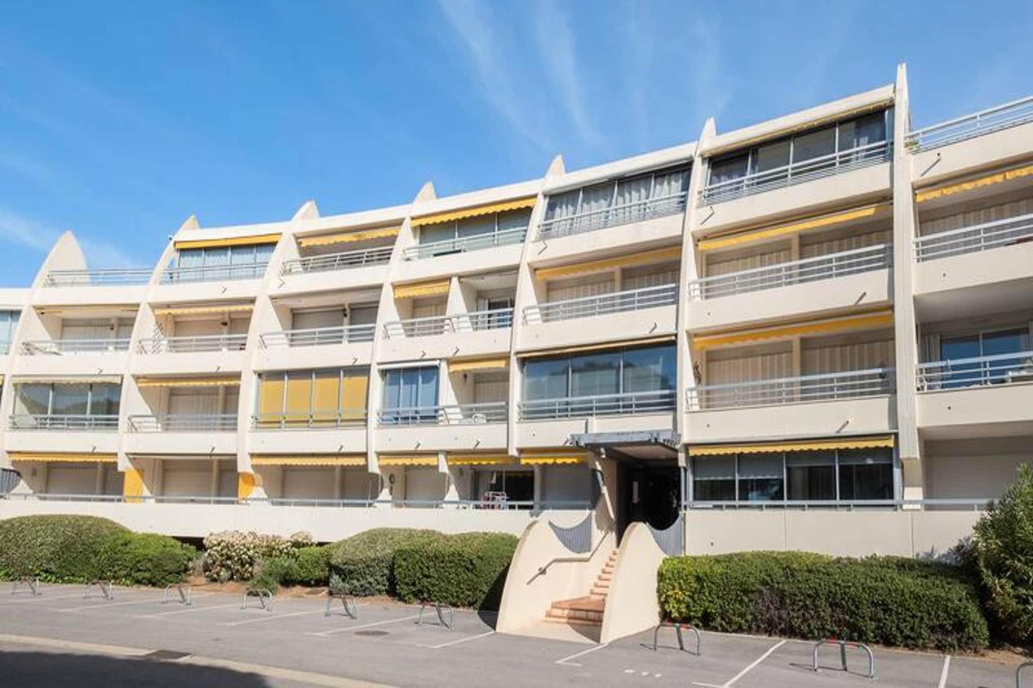 This beautiful 35 m² apartment is located on the second floor of a well-maintained, secure residence with direct access to the beach. It offers a spacious living room with a 160 cm sofa bed, a TV, and Wi-Fi, perfect for relaxation. The bedroom features a 160 cm double bed, providing a comfortable space for two. Pets are not allowed, ensuring a quiet environment. The apartment is furnished and equipped for 4 people, making it ideal for small families or couples.
Enjoy the stunning views of the channel from the apartment's 8 m² terrace, which is furnished with garden furniture and a barbecue. The residence is located just a short walk from the Plage Sud shopping center, 300 meters away, where you can find cafes, restaurants, and shops. The Thalassotherapy center is also easily accessible via a scenic beach walk, offering a relaxing experience.
The apartment comes with a fully equipped kitchen, including a microwave, dishwasher, fridge/freezer, hob, and oven. The bathroom features a washing machine, and there is a separate toilet for added convenience. Private, numbered parking and bicycle racks are available for guests, ensuring a secure and comfortable stay.