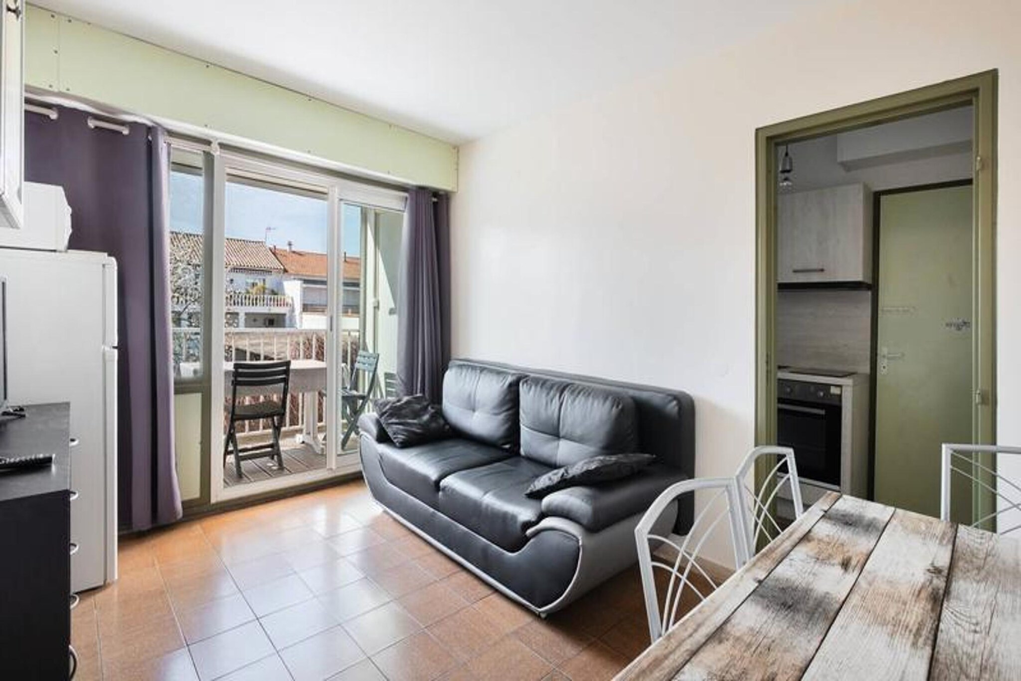 This bright and cozy 30 m² apartment on the 1st floor is ideal for a comfortable stay for up to 4 people. It features a spacious living room with a 140 cm sofa bed, a TV, and air conditioning for a relaxing atmosphere. The bedroom is equipped with a 140 cm double bed and air conditioning, ensuring a restful sleep. The property is not pet-friendly, making it suitable for guests seeking a quiet environment. The apartment also includes a 4m² terrace, perfect for enjoying the fresh air.
Located just 100 meters from the beach and 200 meters from the city center, this apartment offers an unbeatable location to explore the Grau du Roi on foot. Guests can easily access local cafes, markets, and a variety of shops. The area is also known for its water activities and vibrant atmosphere, making it a great choice for those looking to enjoy both relaxation and adventure.
The kitchenette is well-equipped with a hob, microwave/oven, and fridge, allowing guests to prepare their meals with ease. The apartment also features a bathroom with a toilet for added convenience. For those traveling by car, a private garage is included with the accommodation, ensuring secure parking.
