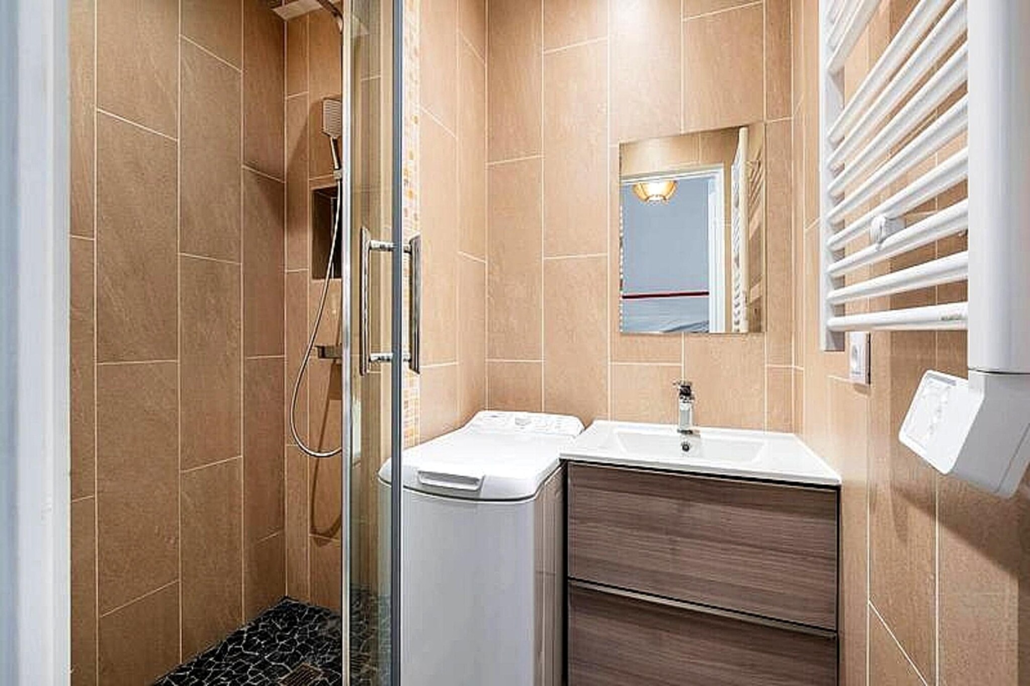 This charming studio cabin, fully renovated and located on the ground floor, offers a comfortable stay for up to 6 guests. The main living room features a 140 cm sofa bed, television, wifi, and air conditioning for added comfort. The cabin also includes a set of bunk beds (2 x 90 cm). The property is not pet-friendly, ensuring a peaceful environment for all guests. Additionally, there is a separate outbuilding with a 140 cm double bed, television, and air conditioning, offering extra space and privacy. The apartment is equipped with a 140m² garden, garden furniture, and an arbor, perfect for relaxation.
Situated just 400 meters from the beach and 800 meters from the city center, this apartment provides easy access to local cafes, restaurants, and shops. Guests can explore the vibrant town of Grau du Roi, with a variety of water activities, fun, and tourist attractions available nearby. Whether you enjoy beach outings or discovering local markets, the location is ideal for exploring the best the area has to offer.
The fully equipped kitchen includes a microwave, fridge/freezer, oven, and ceramic hob, allowing guests to prepare meals at their convenience. The bathroom comes with a washing machine, and there is a separate toilet for additional privacy. For added convenience, private parking is available, ensuring secure parking for guests.