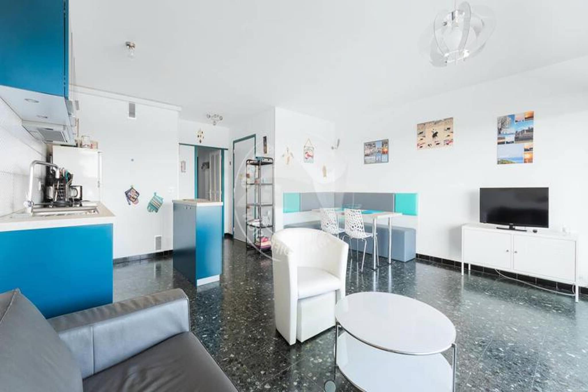 This spacious 62m² apartment is located on the 3rd floor of a secure building with an elevator, offering a beautiful sea view. The apartment includes a bright living room with a 140 cm convertible sofa, air conditioning, television, and wifi, all opening onto an 8m² terrace with a south-west facing view. The property is not pet-friendly and is furnished for 6/7 people. The two bedrooms consist of one with a 140 cm double bed and another with two 90 cm single beds and a 90 cm pull-out bed. There is also a bathroom with a washing machine and a separate toilet, ensuring comfort and convenience.
The location of this apartment is ideal for those seeking easy access to local amenities. It is just 50 meters from the beach and 50 meters from a small shopping center that includes a bakery, hairdresser, grocery store, bar, tobacconist, and butcher. The city center, with its many shops and attractions, is only 800 meters away, making it a perfect spot for both relaxation and exploration.
The kitchen is fully equipped with a fridge/freezer, microwave, oven, dishwasher, and hob, providing everything needed to prepare meals. A central island offers extra space for cooking or casual dining. The apartment also has bicycle storage, making it easy for guests to explore the area by bike.