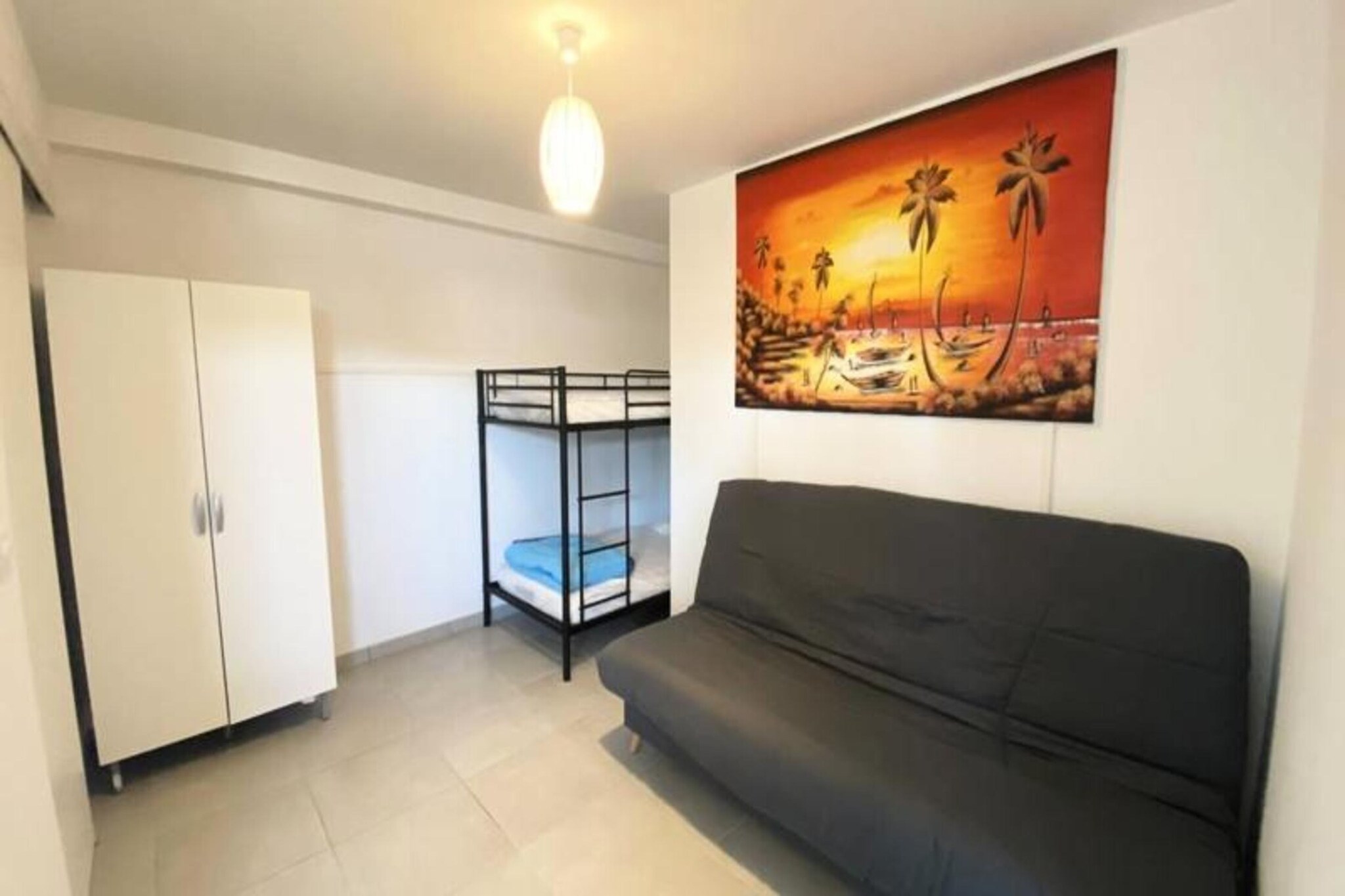 This charming 22m² studio apartment offers a comfortable stay for up to 4 guests. It features a 140 cm sofa bed, a bunk bed with two 90 cm beds, a television, and air conditioning for a relaxing environment. The apartment is not pet-friendly, ensuring a quiet and peaceful atmosphere for all guests.
Conveniently located in the heart of the city center, this apartment is just 200 meters from free municipal parking and is within walking distance of numerous attractions. Guests can enjoy picturesque views of the canal and the swing bridge from the apartment. The beach, bus station, cafes, and markets are all just a short stroll away, making it easy to explore the area and enjoy local dining and shopping options.
The fully equipped kitchen includes a ceramic hob, fridge/freezer, microwave, oven, and dishwasher, perfect for preparing meals during your stay. The bathroom features a toilet and a washing machine, offering added convenience for longer stays. Whether for a short getaway or an extended visit, this apartment has everything you need for a comfortable stay.
