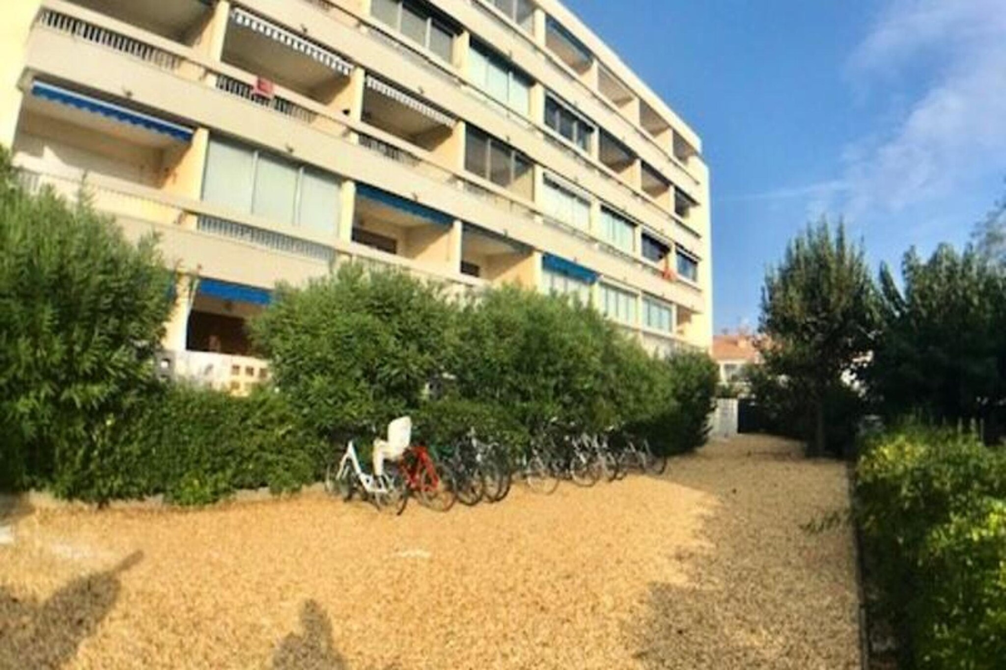 This charming 32m² studio is perfect for up to 4 guests, featuring a comfortable living area with a 120 cm double sofa bed and a pull-out bed for 2 people. A TV adds entertainment to your stay, while the studio boasts a magnificent sea view from the 8m² loggia, offering a tranquil and private space. Please note, pets are not allowed (except category A).
Located just 100 meters from the beach and 1 km from the town center, this apartment is ideally situated for a peaceful retreat. Guests can easily explore nearby cafes, shops, and local markets, while the calm surroundings ensure a relaxing atmosphere. The area also offers easy access to scenic coastal walks and recreational activities.
The apartment is well-equipped with a kitchen that includes a microwave, oven, fridge/freezer, and washing machine. The functional bathroom comes with a toilet, and additional amenities include a private storeroom and bicycle storage room. This apartment is designed for comfort, providing everything needed for a pleasant stay.