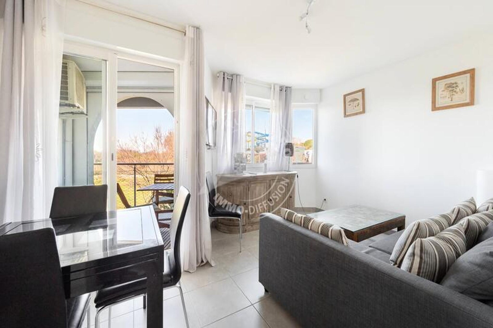 This well-maintained 32m² apartment is located on the raised ground floor and is ideal for families or couples. It features a bright living room with a 140 cm convertible sofa, television, and air conditioning, leading to a 7m² terrace with a side sea view. The bedroom includes a 140 cm double bed, and the apartment can comfortably accommodate 4 people. Pets are not allowed to ensure a peaceful environment for all guests.
Located just 600 meters from the city center, this apartment offers easy access to local shops, cafes, and restaurants. The “Super U” shopping center is only 200 meters away, and the fishing port is nearby, adding to the charm of the area. Guests can enjoy a variety of water activities and explore the many attractions in Grau du Roi and the surrounding region.
The apartment includes a fully equipped kitchen with a fridge, oven, microwave, and a 4-burner ceramic hob. The bathroom comes with a washing machine and a toilet, offering added convenience. Private, numbered parking is available for guests, and residents can access a footbath near the garden gate, perfect for a relaxing retreat.